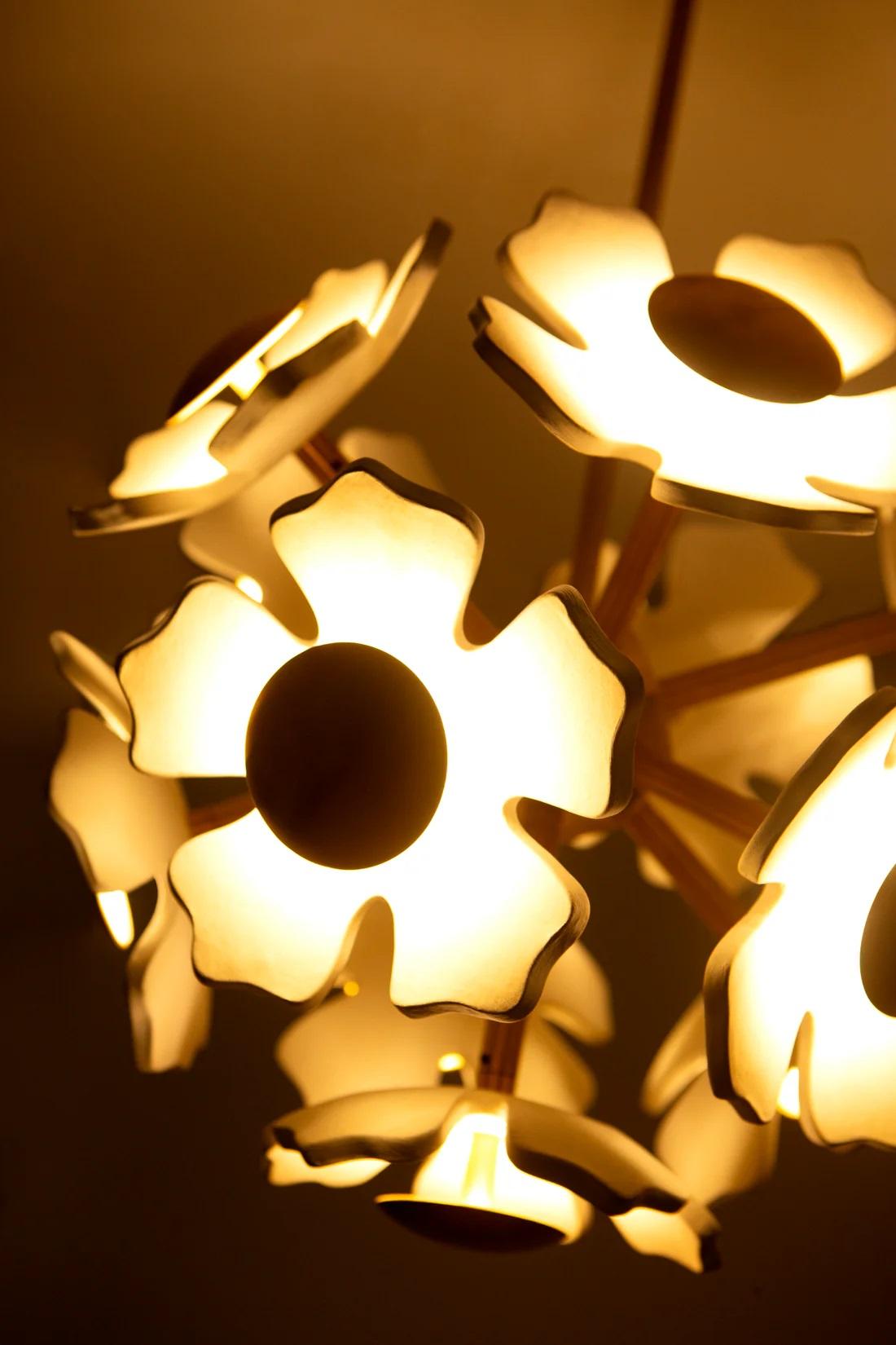Fleur en céramique beige et grappe de boules en chrome par Hatsu Neuf - En vente à Geneve, CH