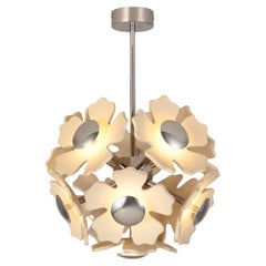 Fleur en céramique beige et grappe de boules en chrome par Hatsu