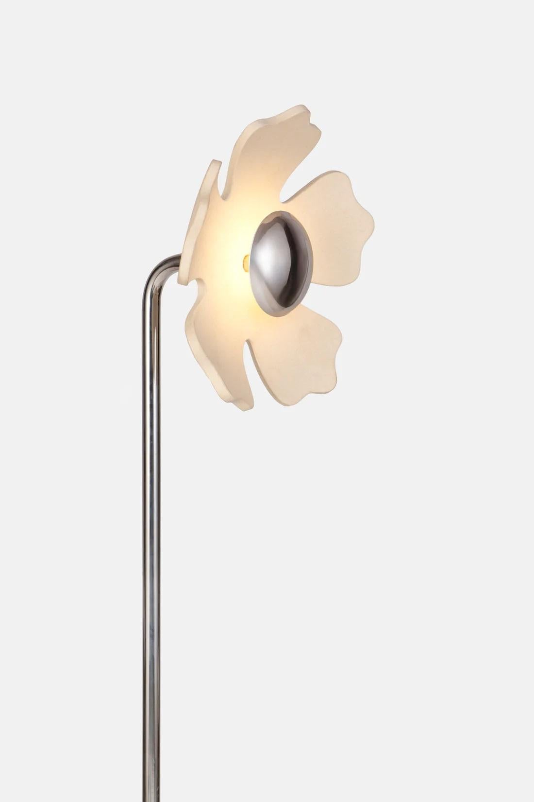 Lámpara de pie Flower de cerámica beige y cromo by Hatsu Moderno en venta