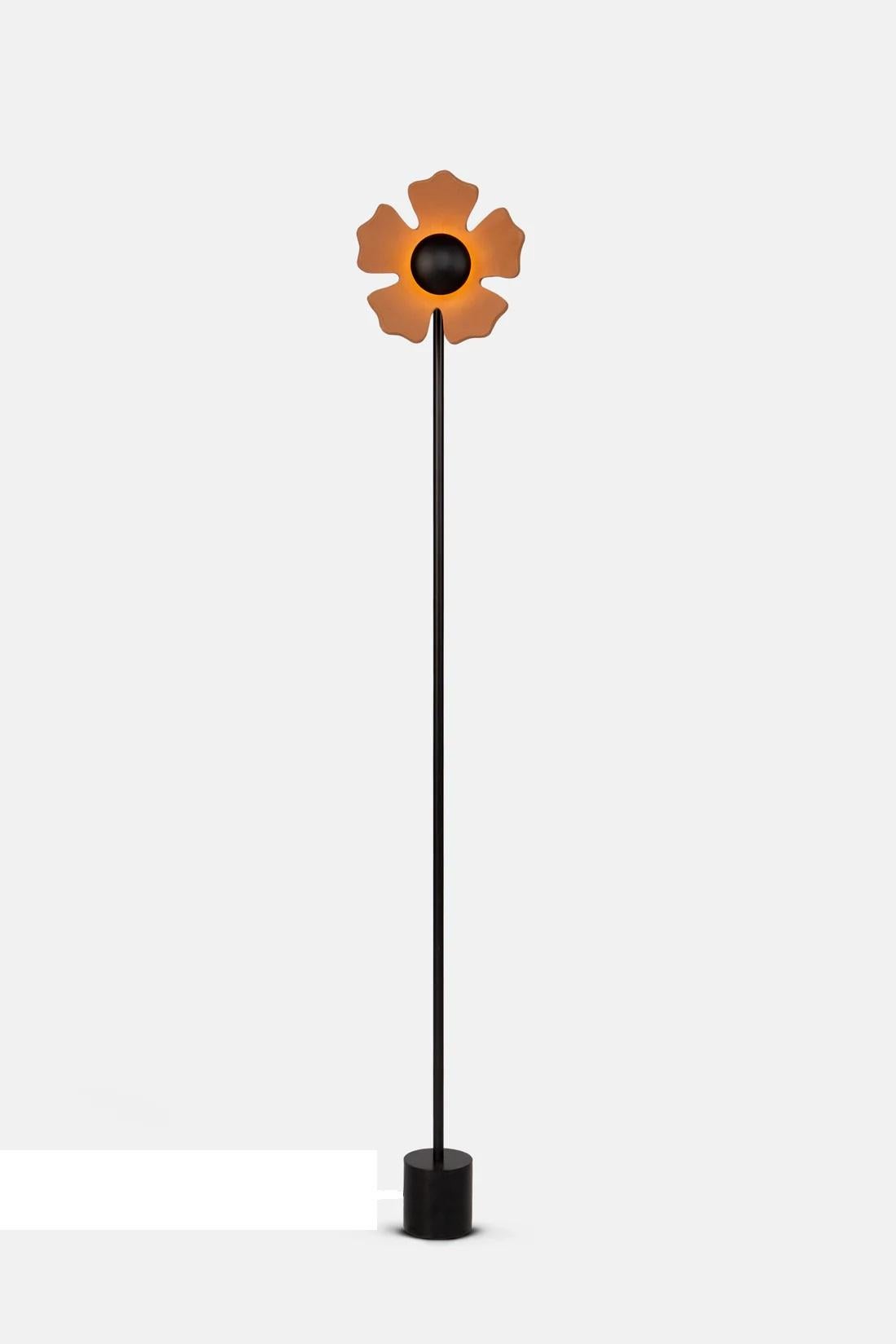 Lámpara de pie Flower de cerámica beige y cromo by Hatsu Metal en venta