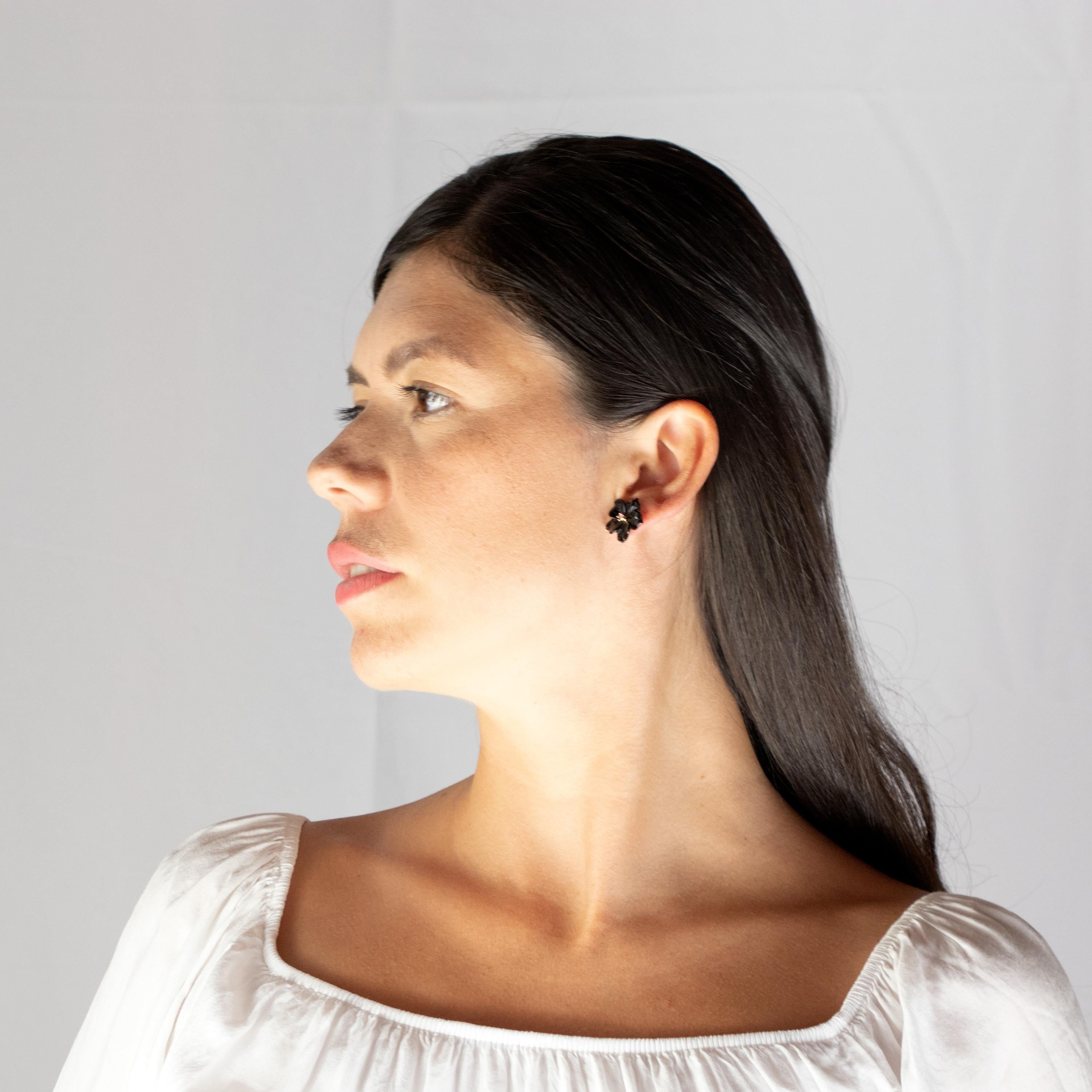 Clous d'oreilles en or jaune 18 carats avec agate noire et tourmaline sculptée en forme de fleur, fabriqués à la main en vente 4