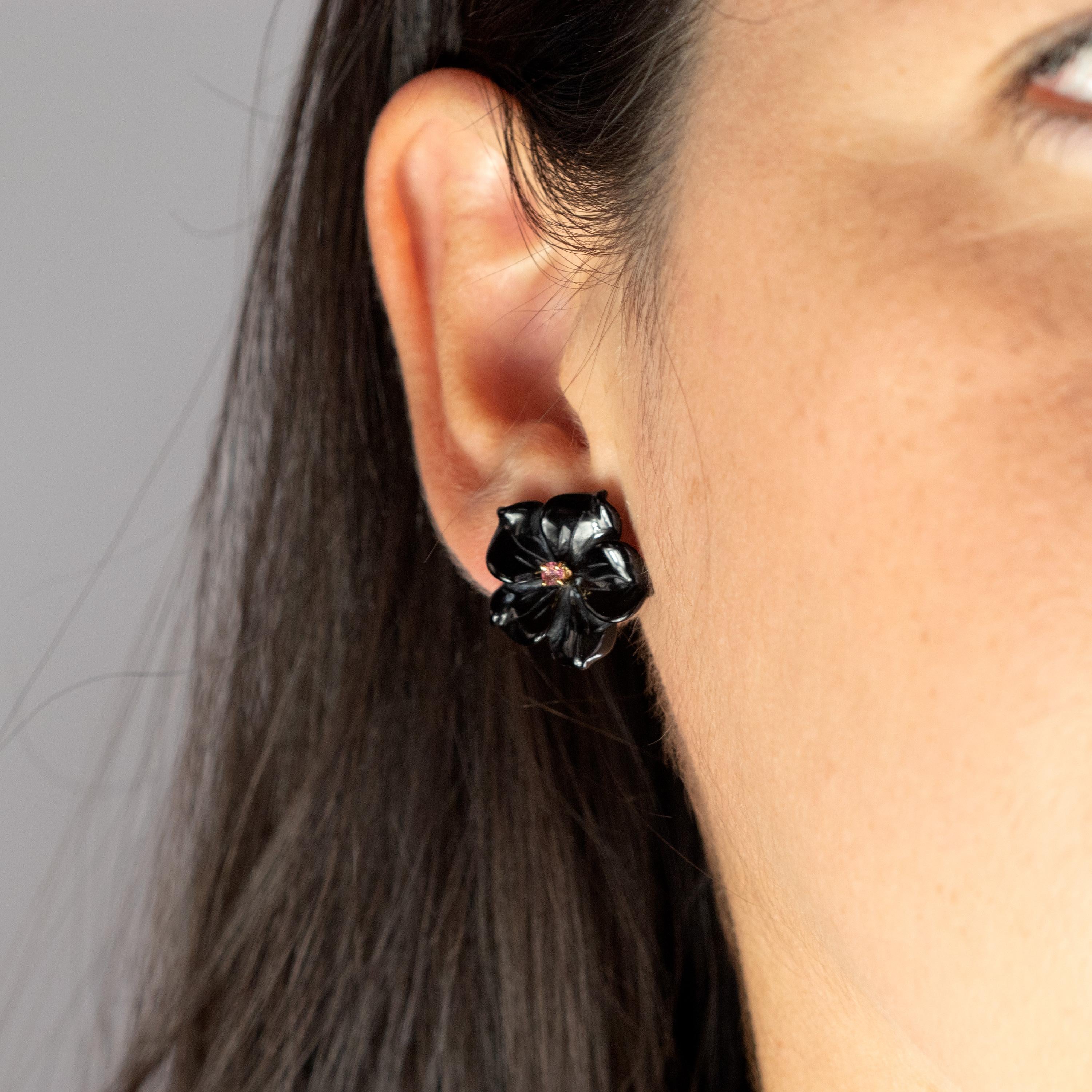 Clous d'oreilles en or jaune 18 carats avec agate noire et tourmaline sculptée en forme de fleur, fabriqués à la main en vente 5