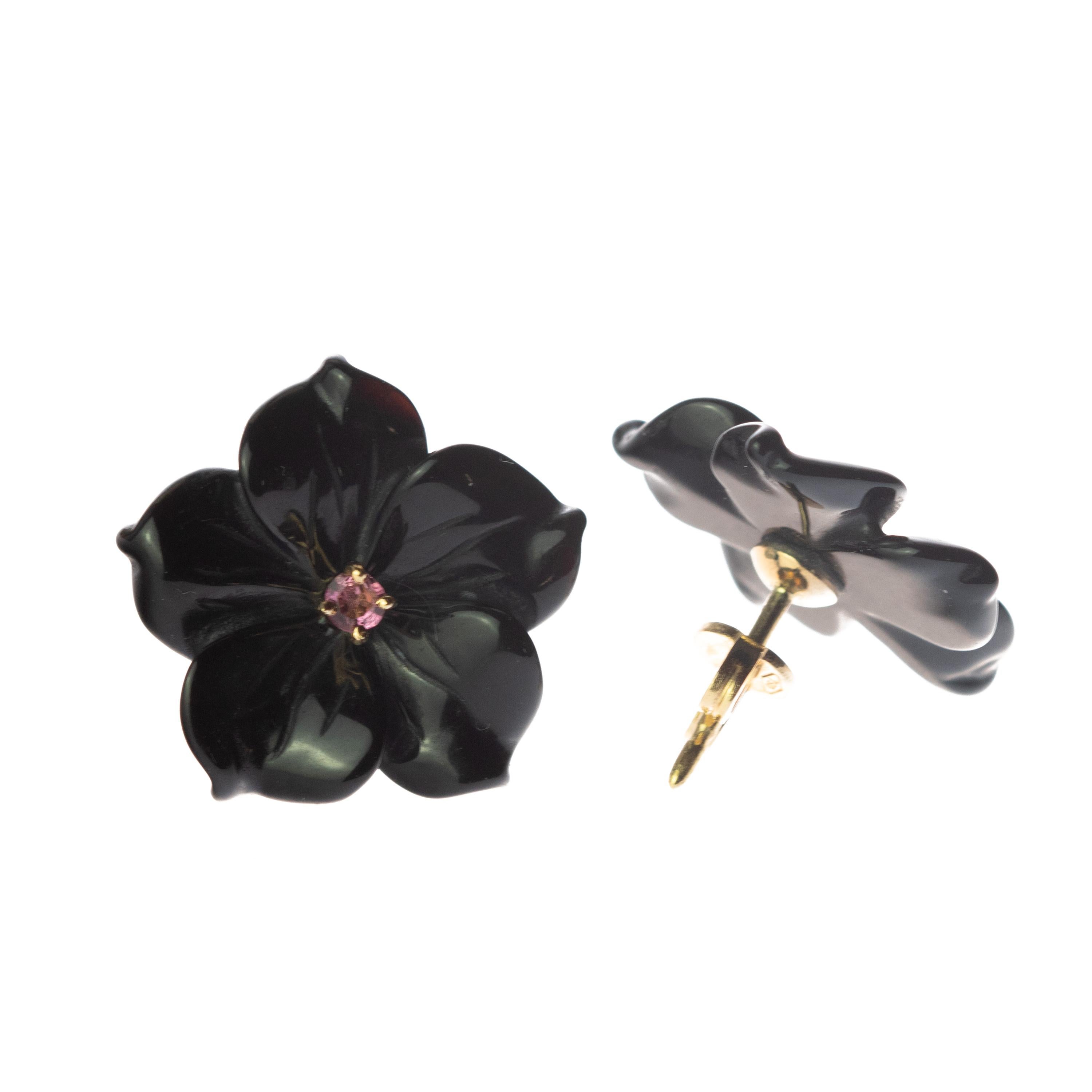 Taille rose Clous d'oreilles en or jaune 18 carats avec agate noire et tourmaline sculptée en forme de fleur, fabriqués à la main en vente