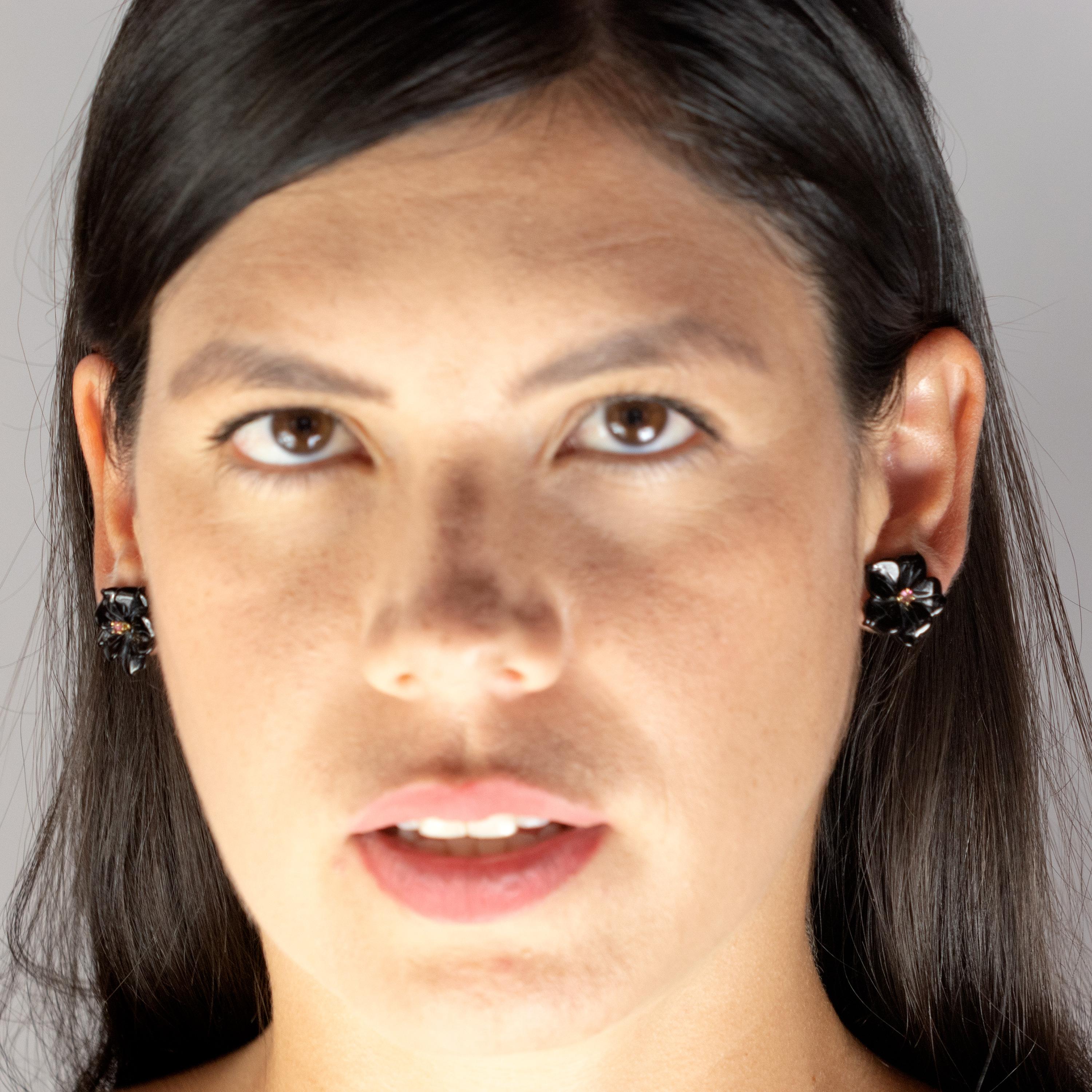 Étonnantes et délicates fleurs en tourmaline et agate noire. Boucles d'oreille embellies avec un style moderne et exquis. Des pétales sculptés qui évoquent le travail de joaillerie traditionnel italien fait à la main, s'enveloppant dans un look doux
