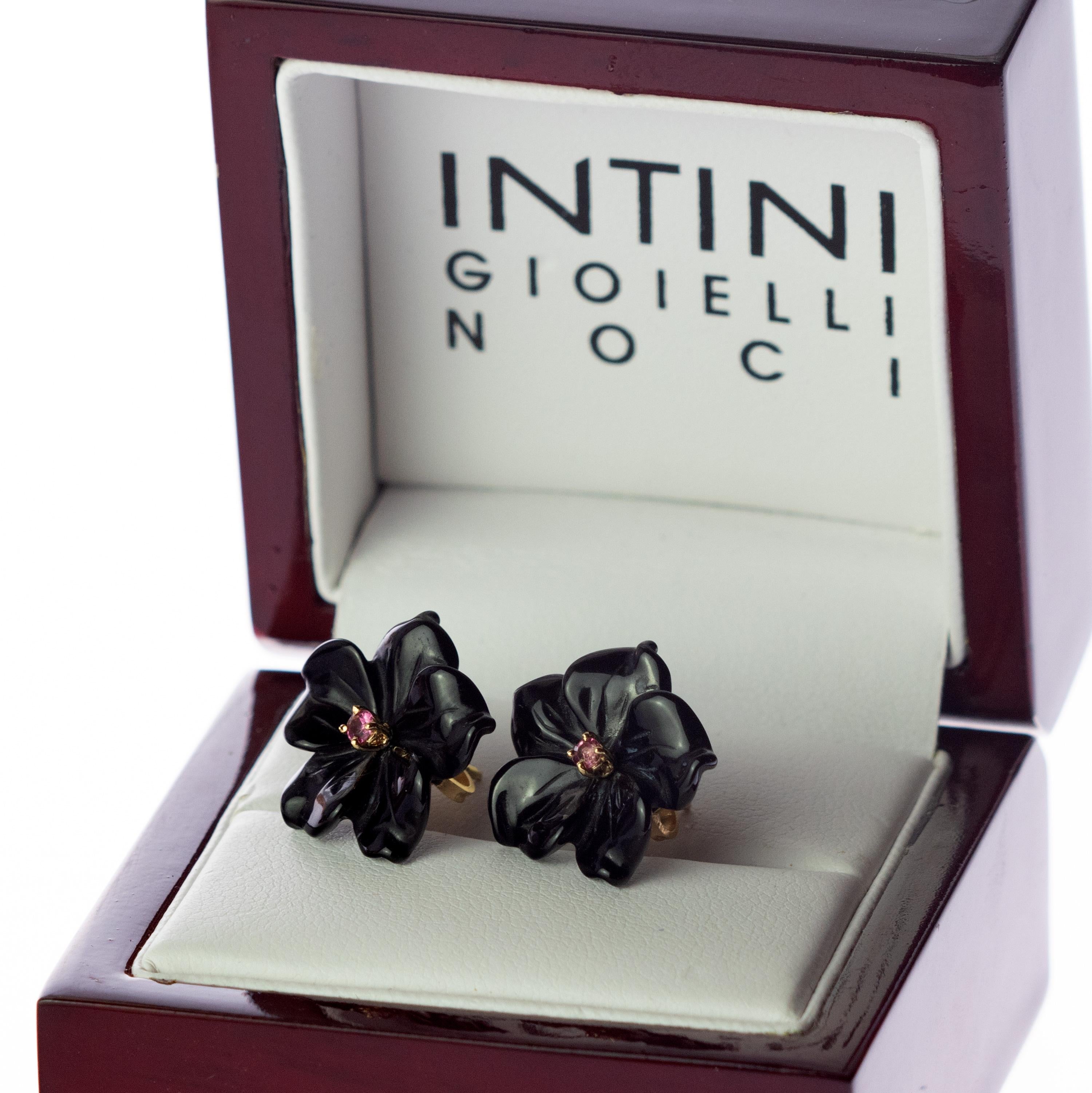 Clous d'oreilles en or jaune 18 carats avec agate noire et tourmaline sculptée en forme de fleur, fabriqués à la main Neuf - En vente à Milano, IT