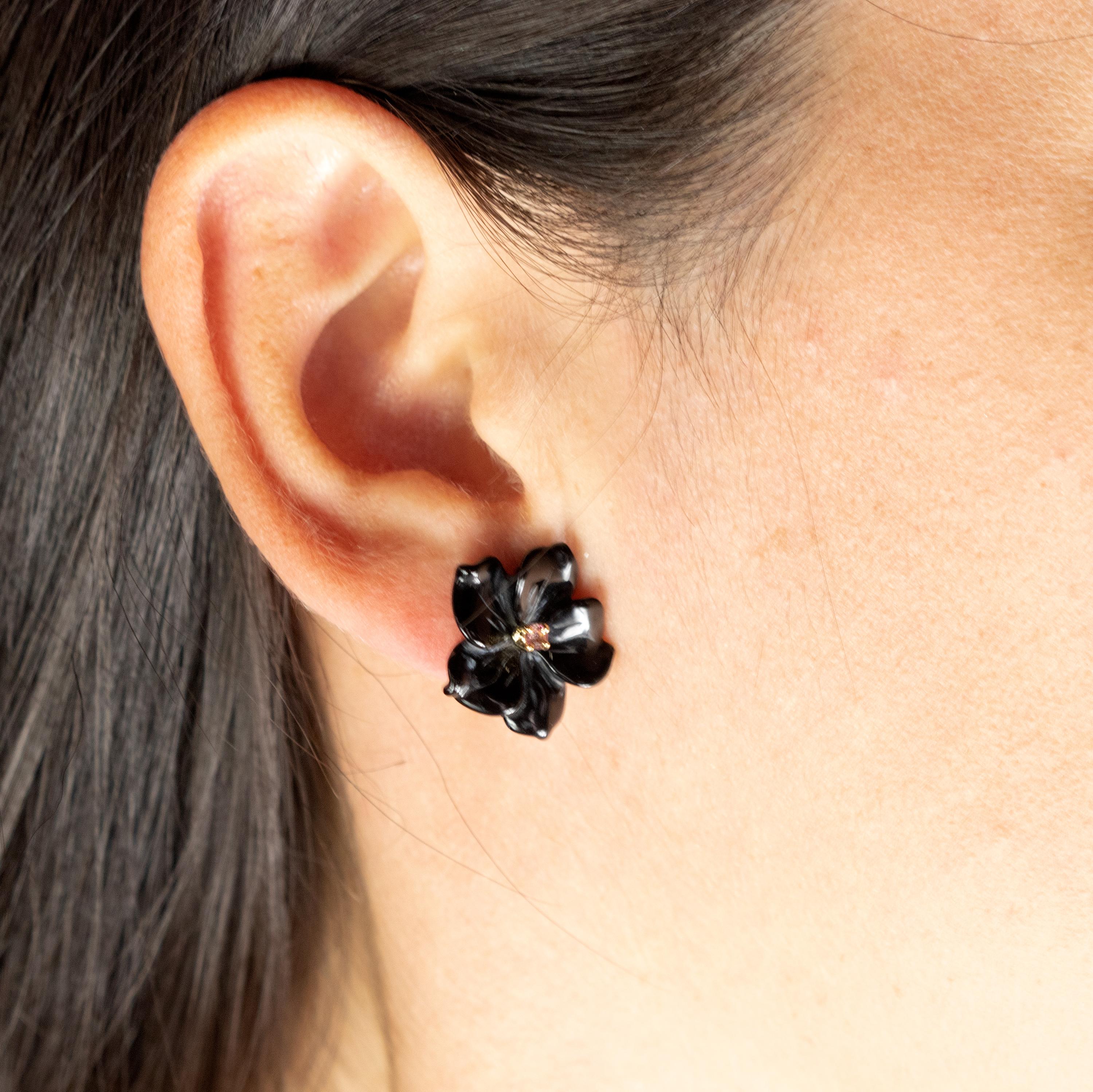 Artisan Clous d'oreilles en or jaune 18 carats avec agate noire et tourmaline sculptée en forme de fleur, fabriqués à la main en vente
