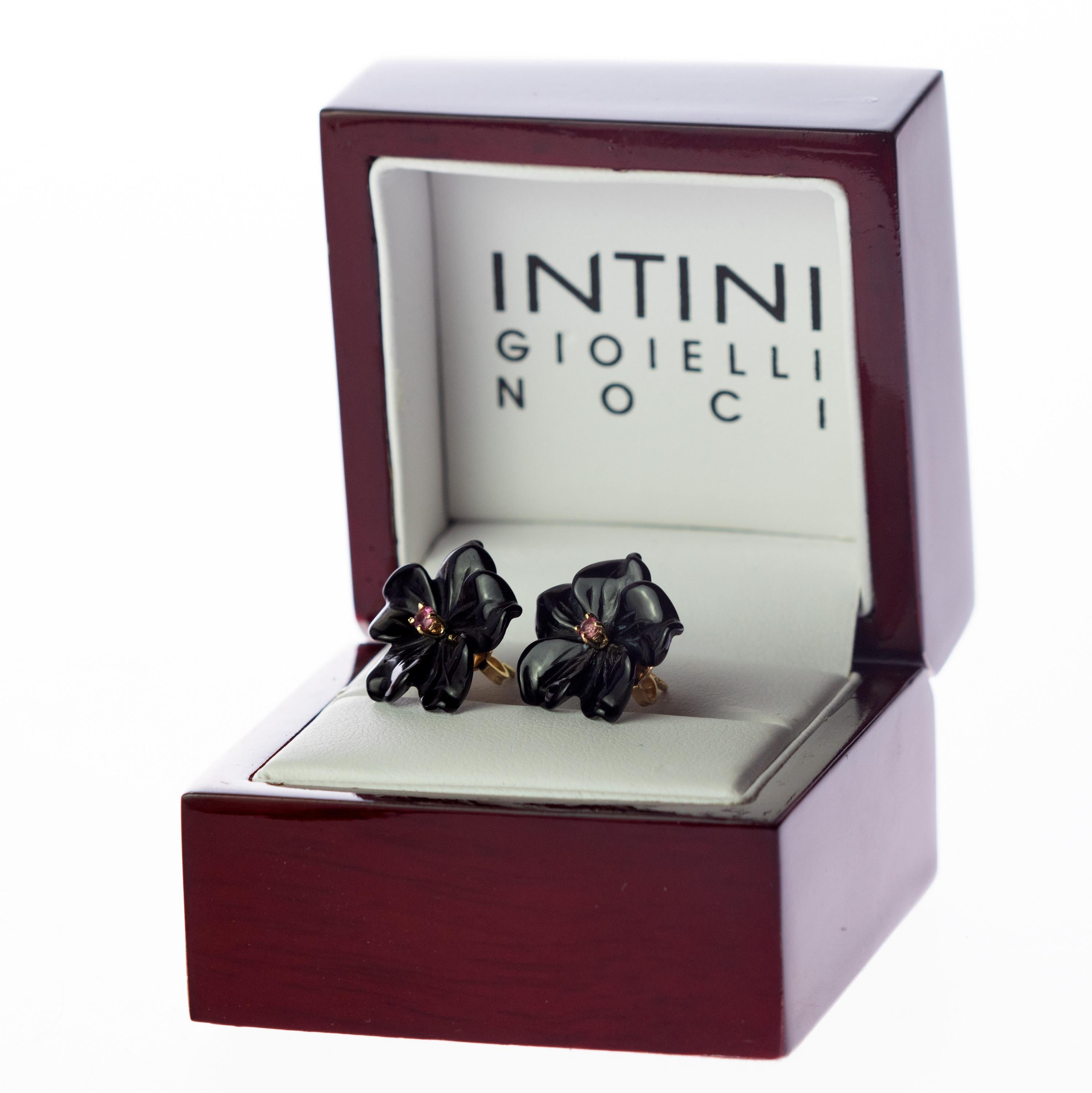 Clous d'oreilles en or jaune 18 carats avec agate noire et tourmaline sculptée en forme de fleur, fabriqués à la main en vente 3