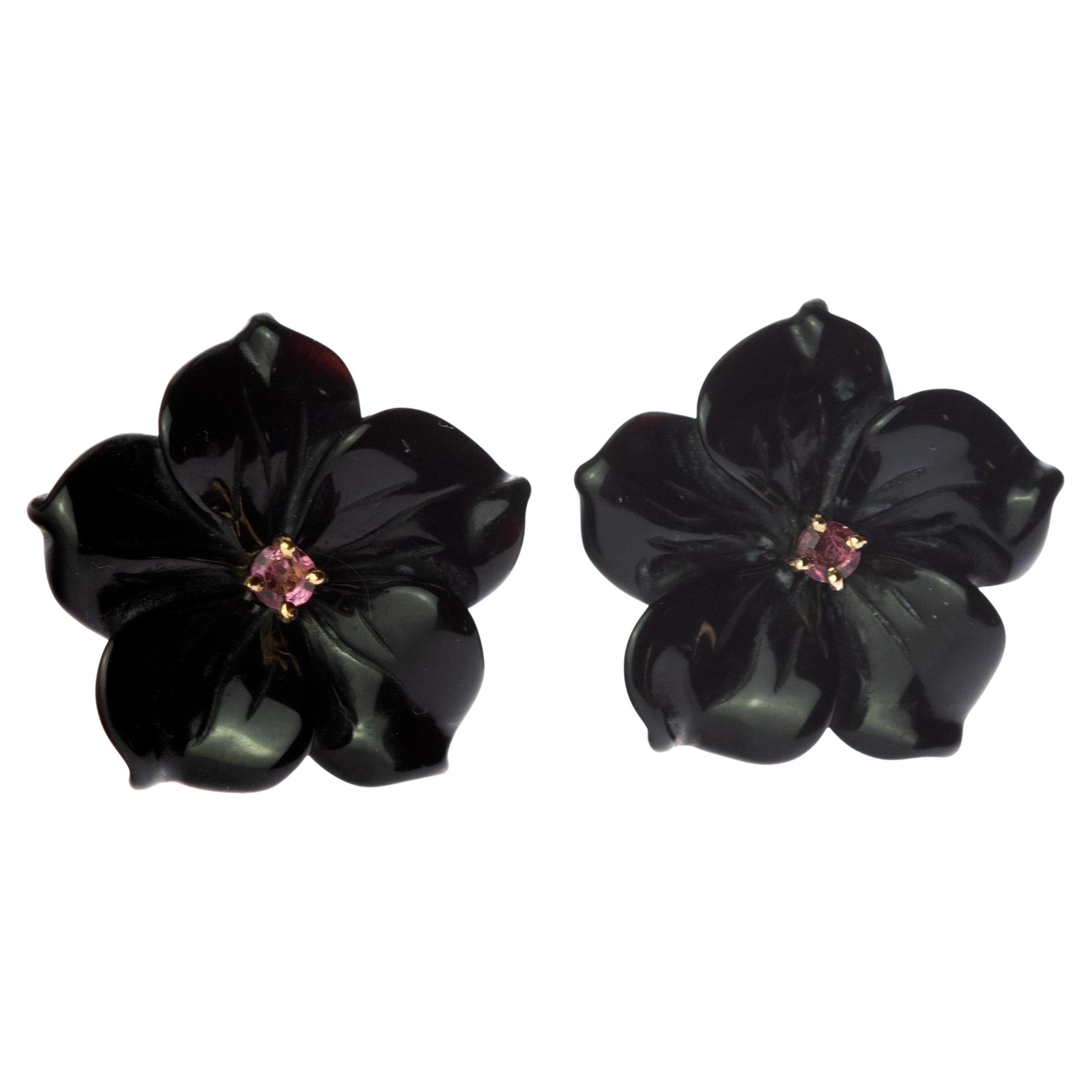 Orecchini fatti a mano in oro giallo 18 carati con tormalina intagliata e agata nera a fiore