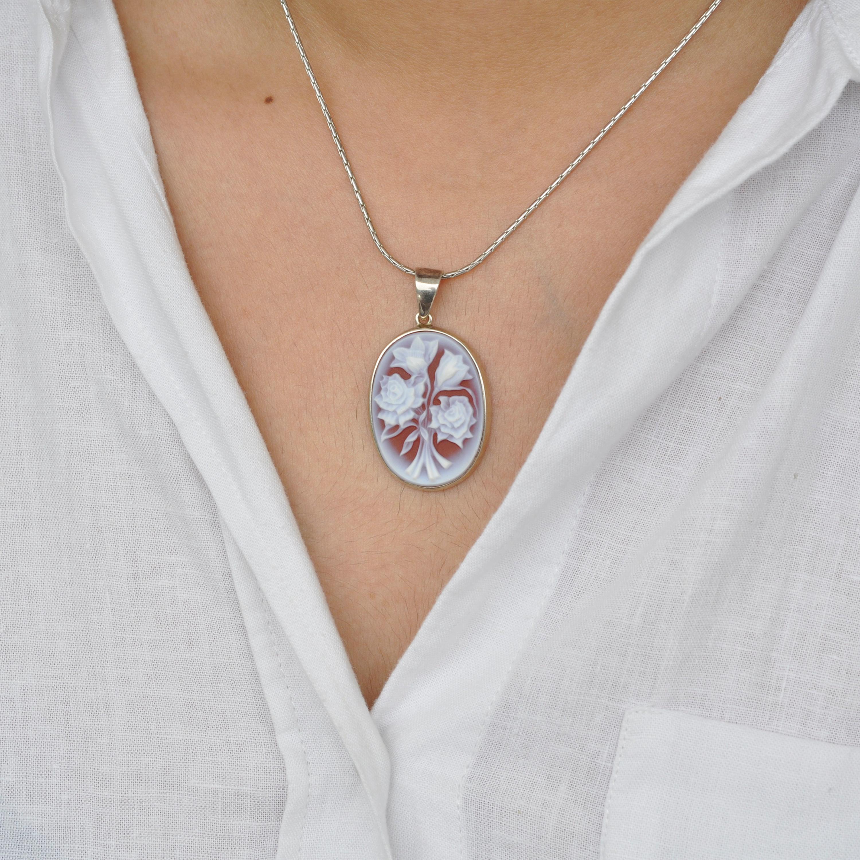 Flower Bouquet Carving Agate Cameo Sterling Silver Pendant Necklace In New Condition For Sale In Jaipur, Rajasthan