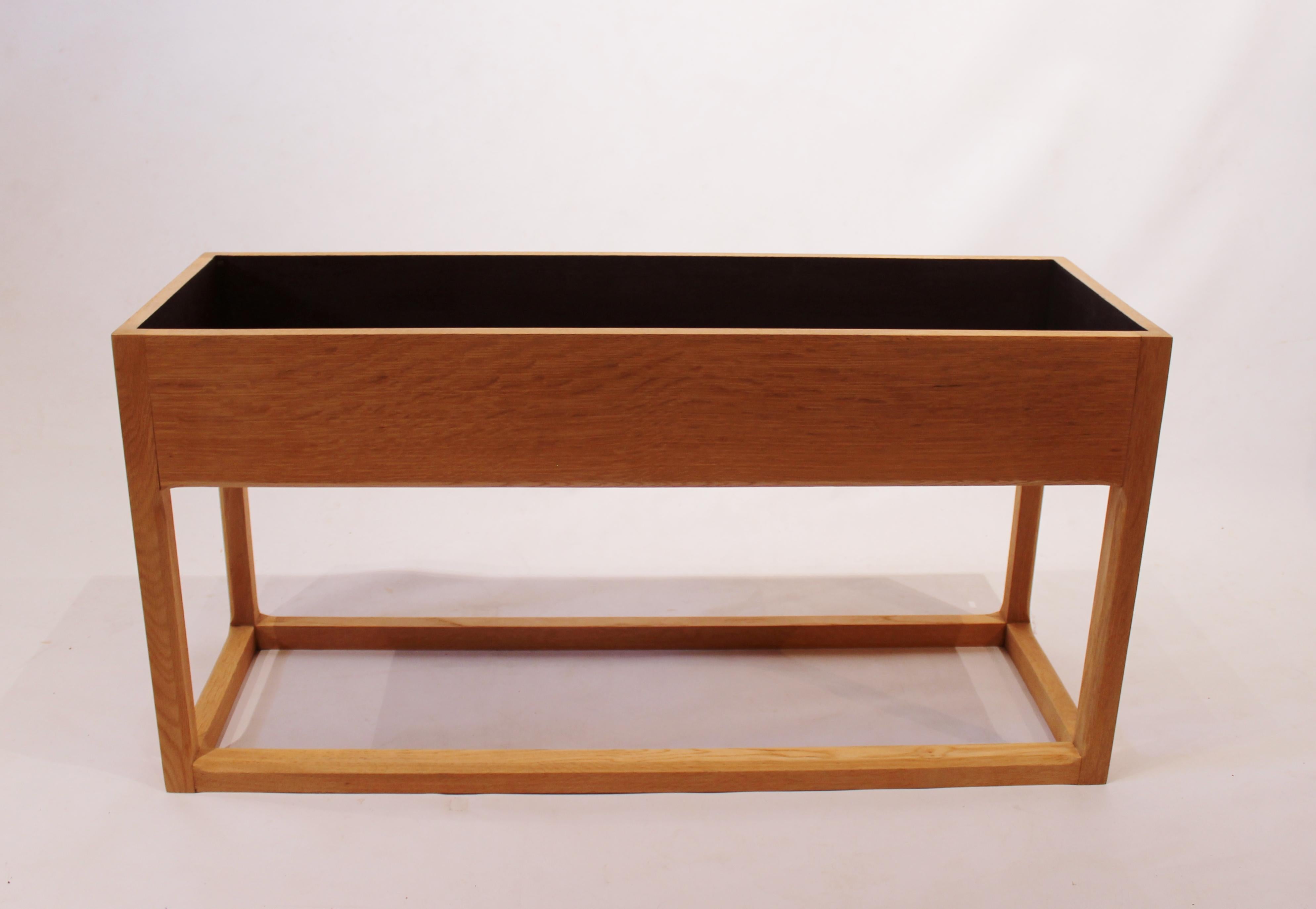 Flower box of light soap treated oak. The item is of Danish design from the 1960s and in great vintage condition. It can be used for flowers, but also as a decorative piece for other items.