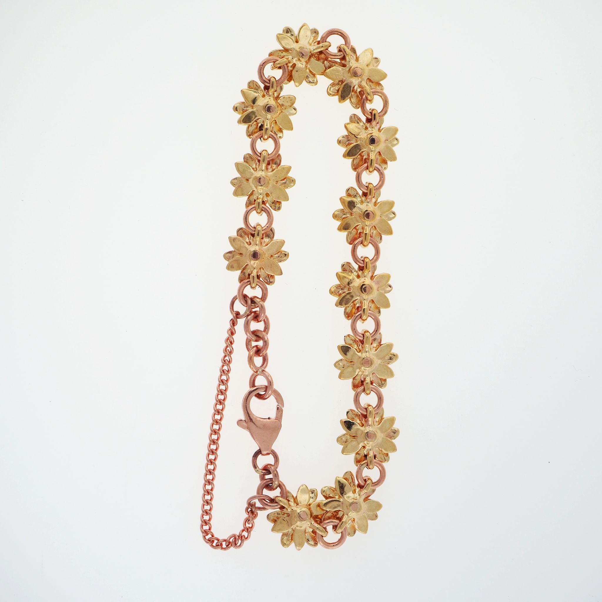 Dieses in unserer Werkstatt auf Phillips Island auf Bestellung gefertigte Armband in 2 Goldtönen (Gelb- und Roségold) ist so konzipiert, dass es dem täglichen Tragen standhält, und verfügt über eine starke Sicherheitskette, damit Sie sich keine