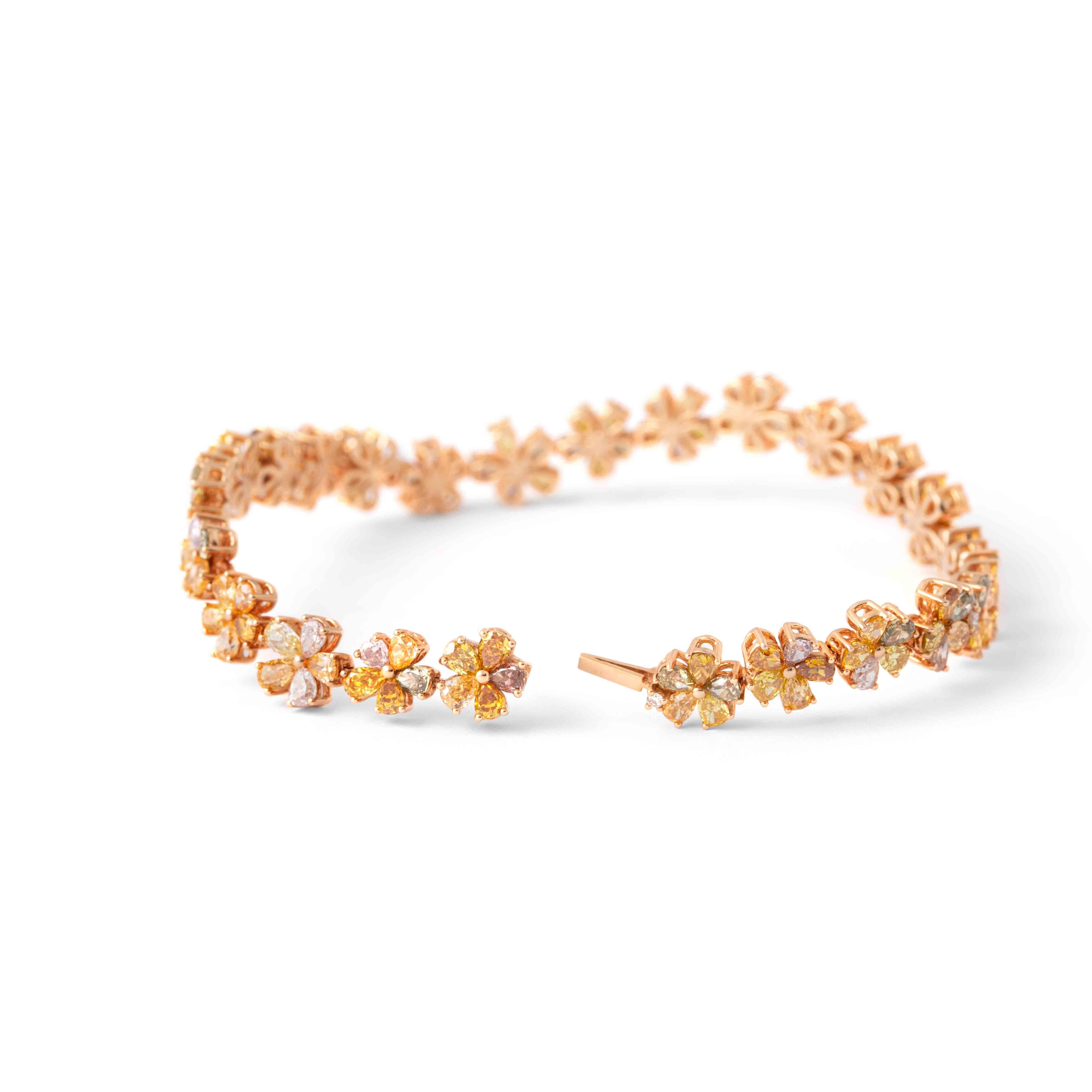 Flower Bracelet yellow gold set with diamonds In New Condition For Sale In Geneva, CH