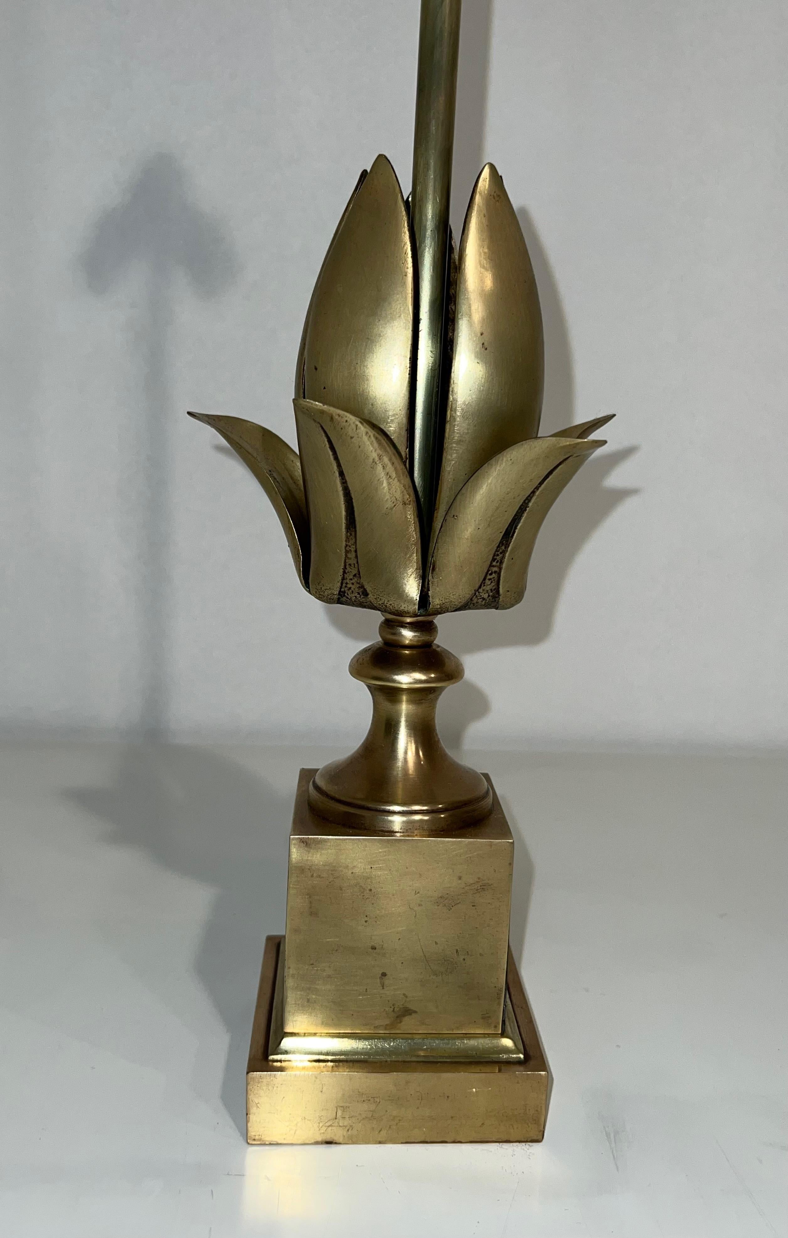 Flower Brass Table Lamp in the style of Maison Charles. Circa 1970 In Good Condition For Sale In Marcq-en-Barœul, Hauts-de-France