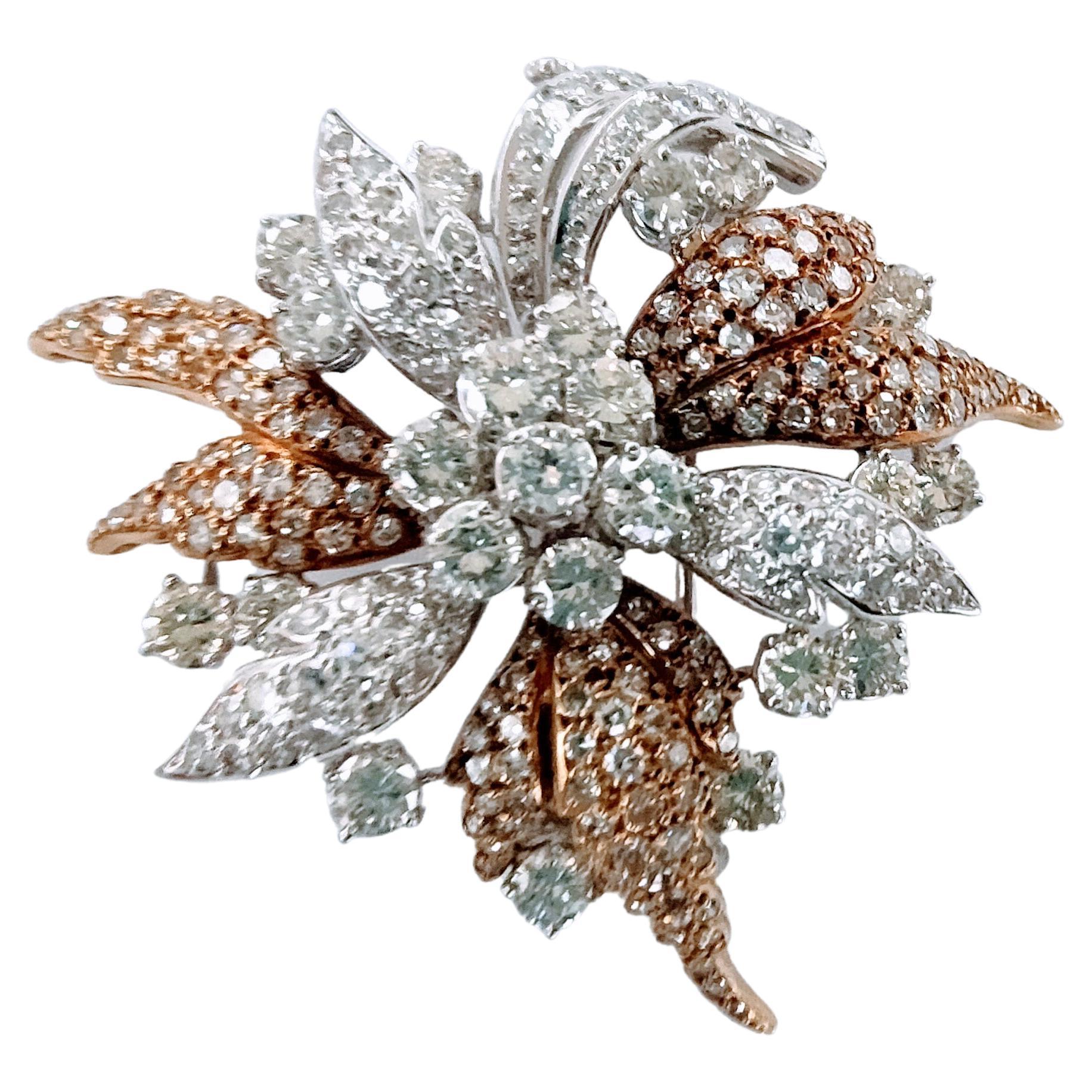 Broche fleur en or jaune et blanc 18 carats avec diamants taille brillant de 6 carats