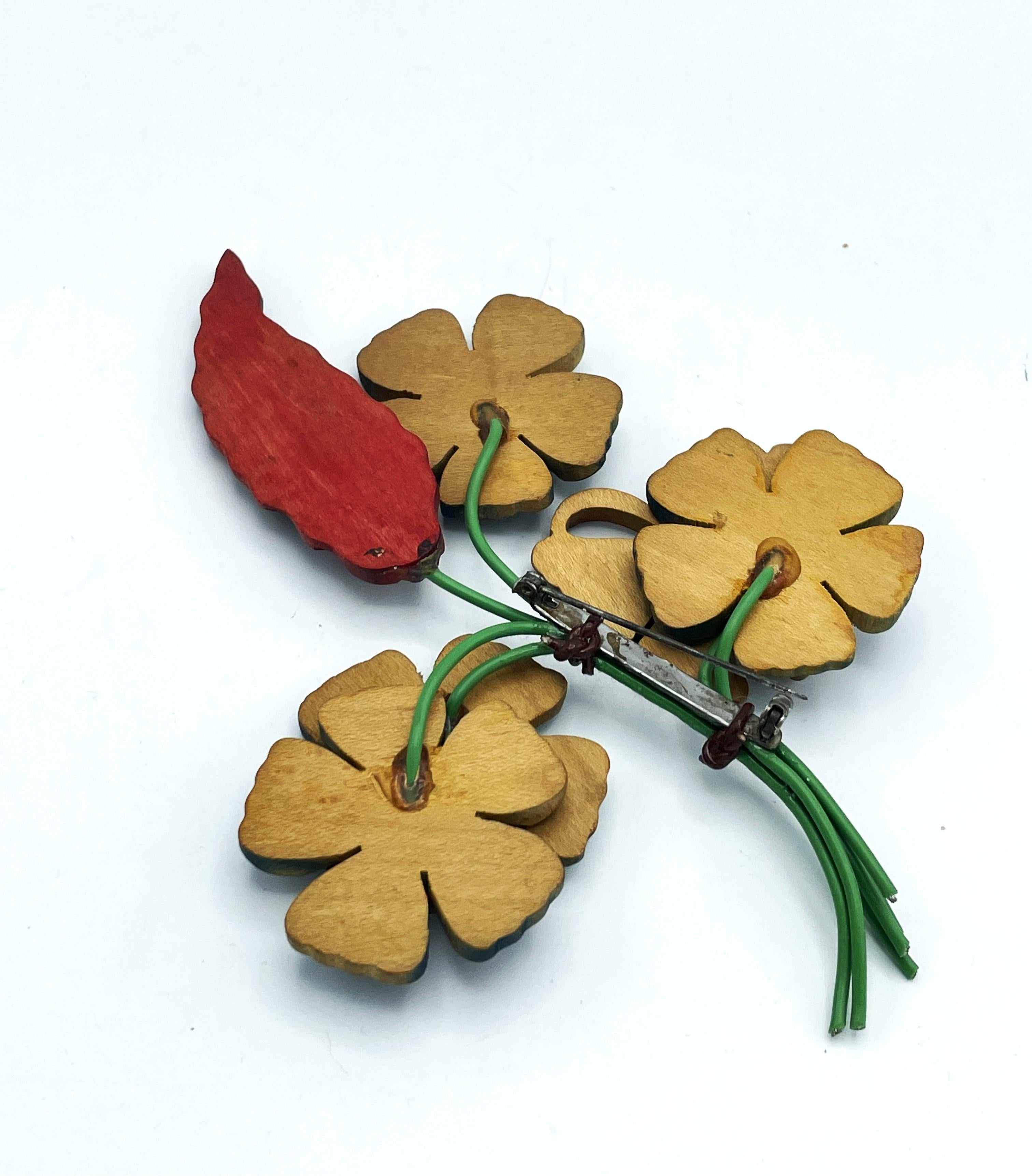 Blumenbrosche, handgeschnitzt aus Holz und handbemalt aus den frühen 1940er Jahren USA (Romantik) im Angebot
