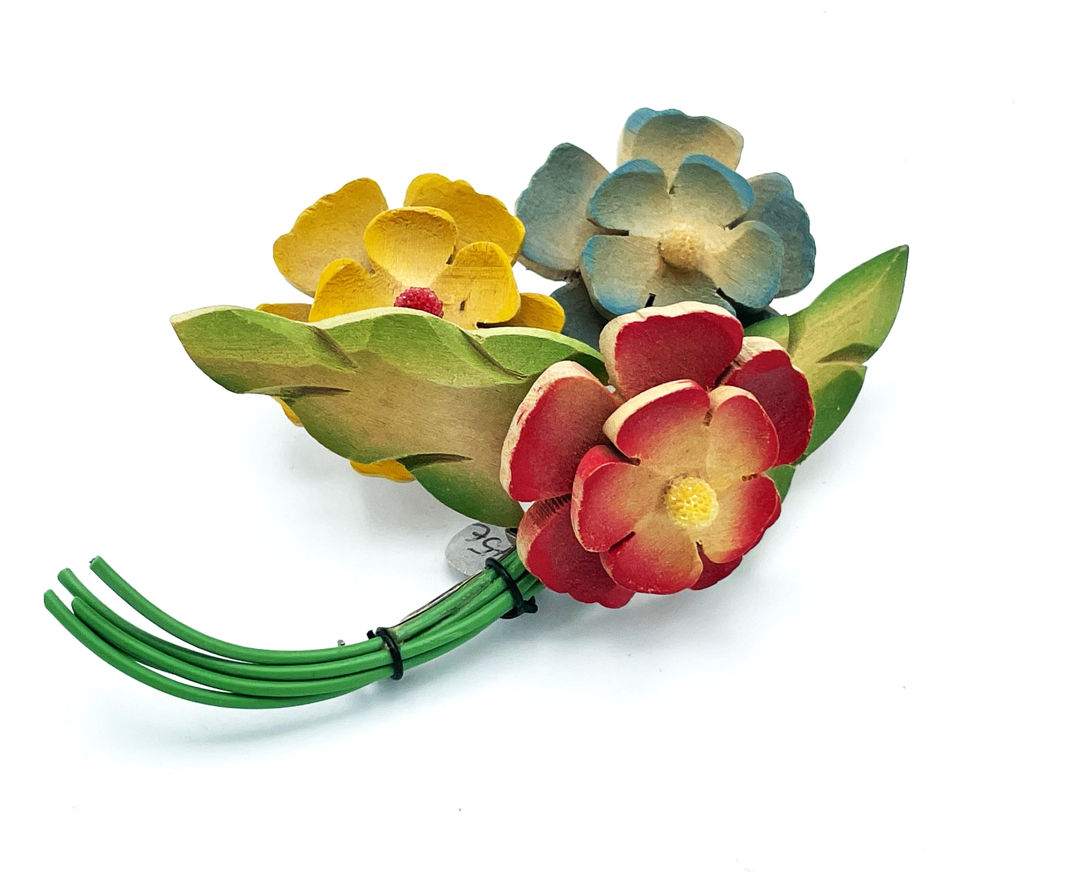 Blumenbrosche, handgeschnitzt aus Holz und handbemalt aus den frühen 1940er Jahren USA im Angebot 2