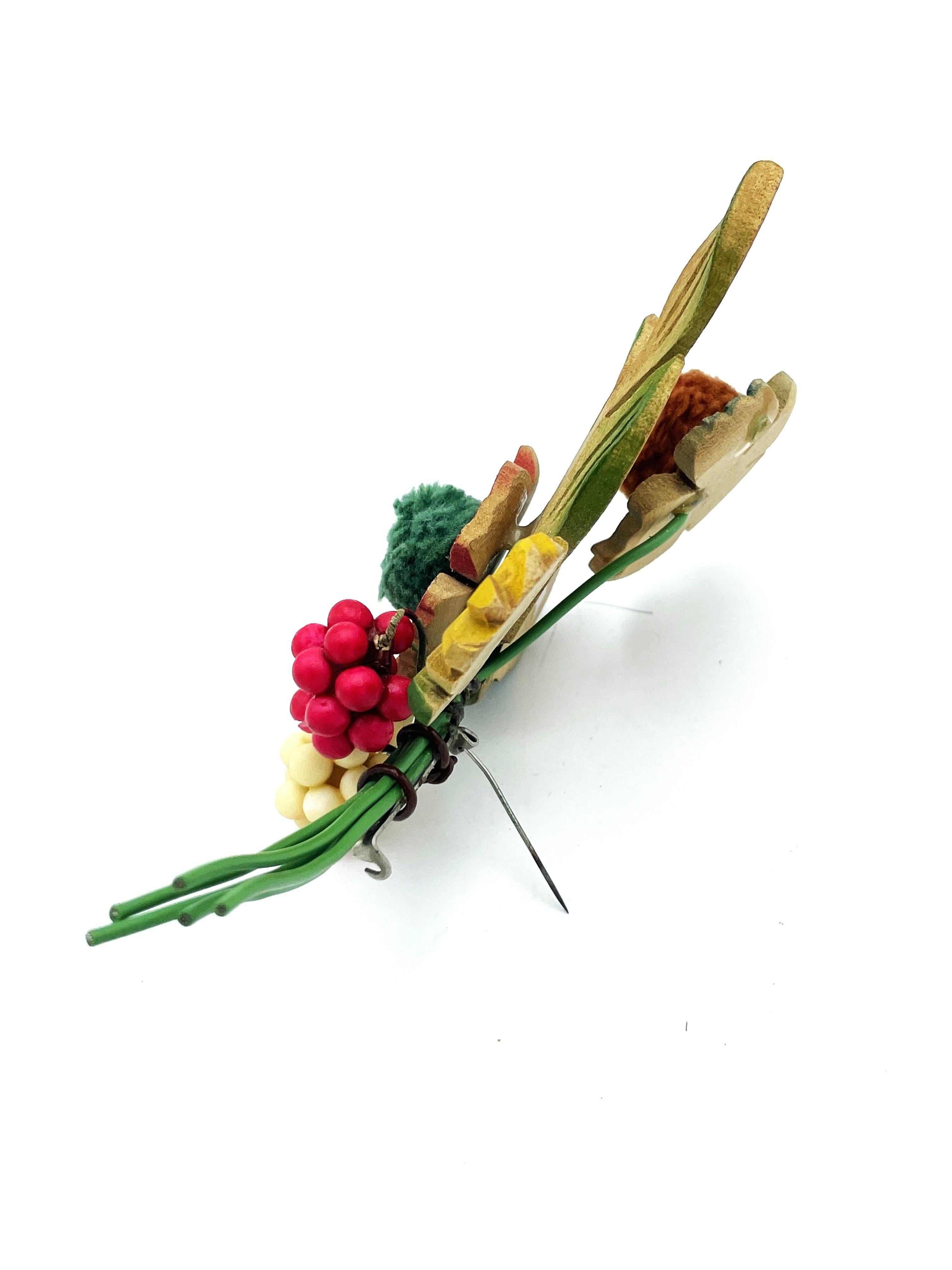  Blumenbrosche, handgeschnitzt aus Holz, handbemalt aus den frühen 1940er Jahren, USA im Zustand „Gut“ im Angebot in Stuttgart, DE