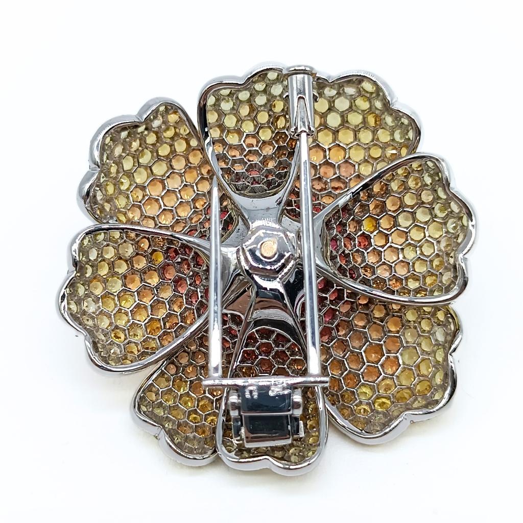 Taille ronde Broche fleur en or blanc avec une perle et des saphirs en vente