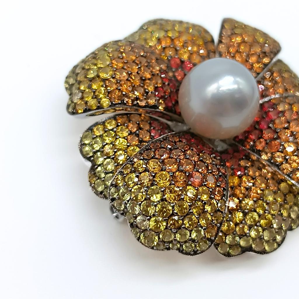 Flower Brooch in White Gold with a Pearl and Sapphires In New Condition For Sale In BILBAO, ES