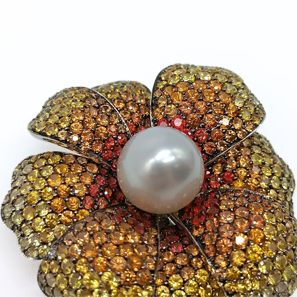 Broche fleur en or blanc avec une perle et des saphirs Unisexe en vente