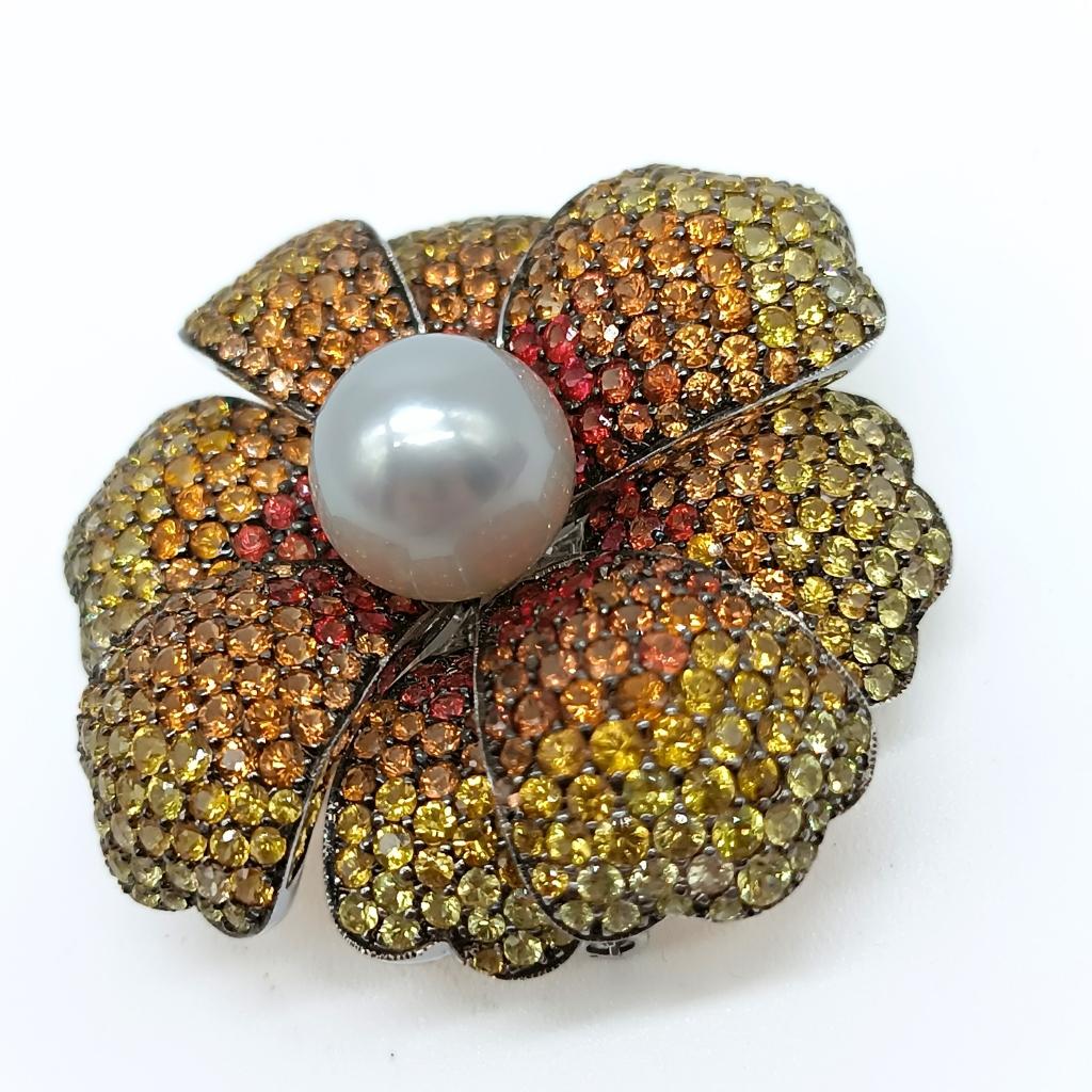 Flower Brooch in White Gold with a Pearl and Sapphires For Sale 1