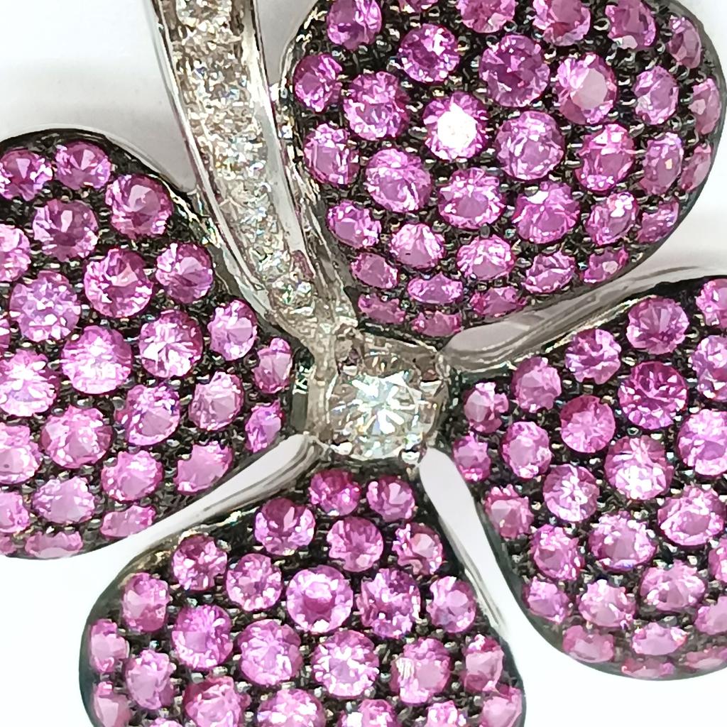 Flower Brooch
18k White Gold 11,2 gr
1 Central Diamond 0,15 k and 7 Diamonds in the branch 0,09 k, all in brilliant-cut
Four Petals with 138 Pink Sapphires in round-cut 4,70k
