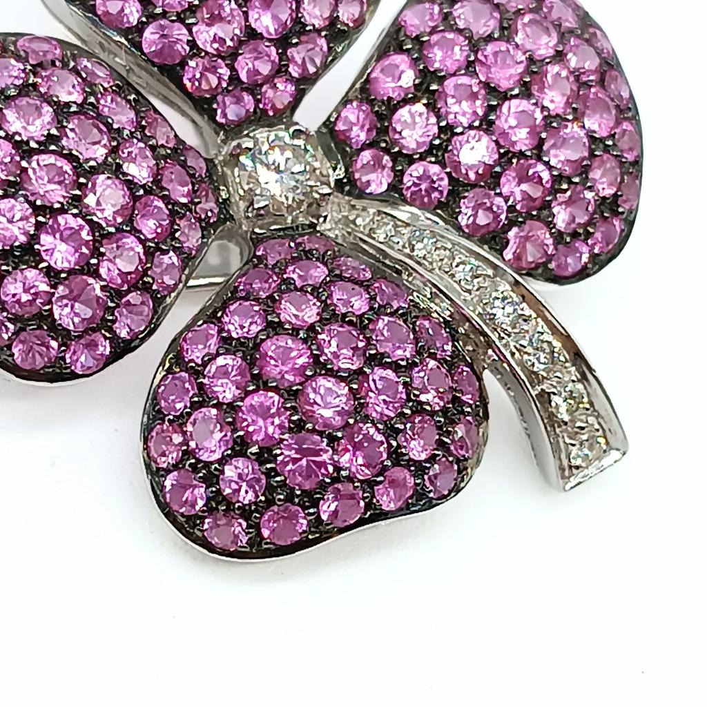 Flower Brooch in White Gold with Diamonds and Pink Sapphires In New Condition For Sale In BILBAO, ES