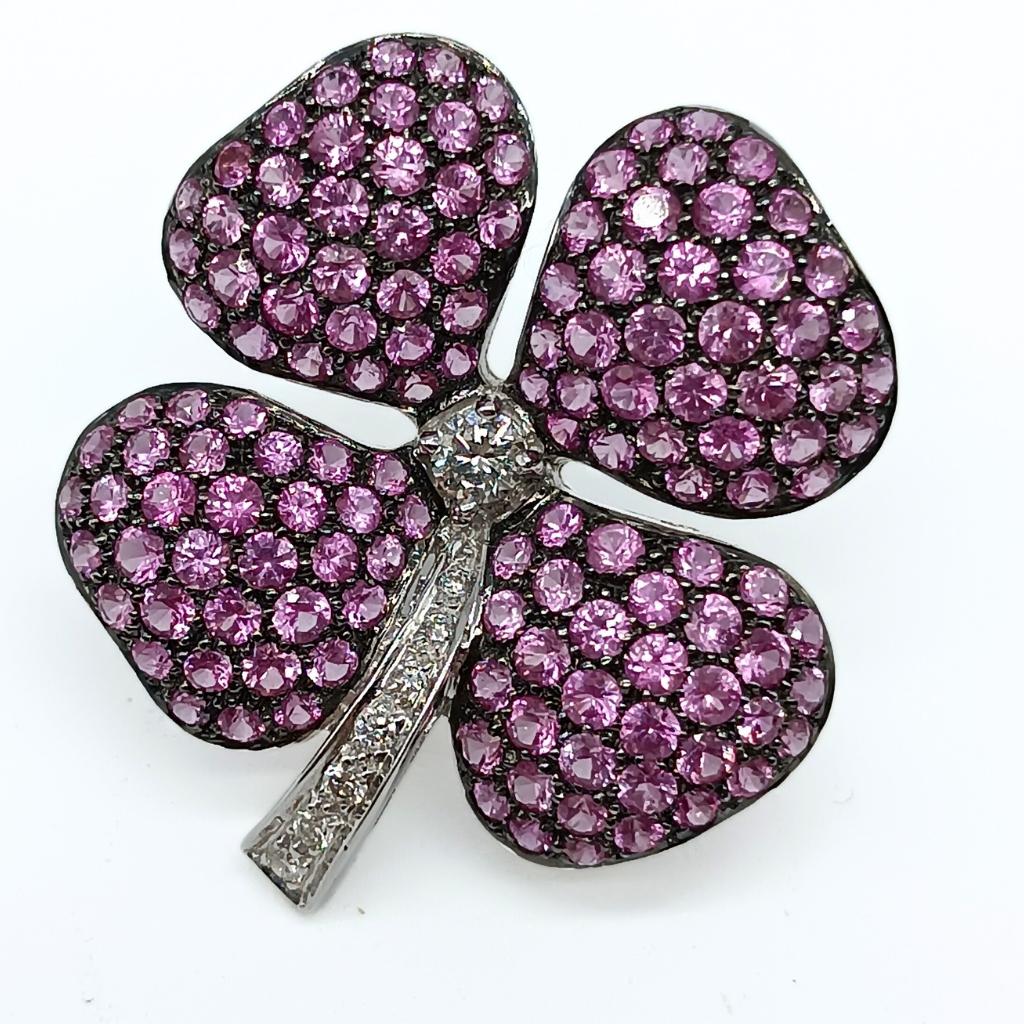 Flower Brooch in White Gold with Diamonds and Pink Sapphires For Sale 1