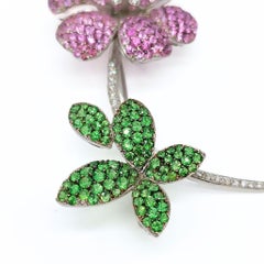 Broche fleur en or blanc 18K avec diamants et saphirs roses