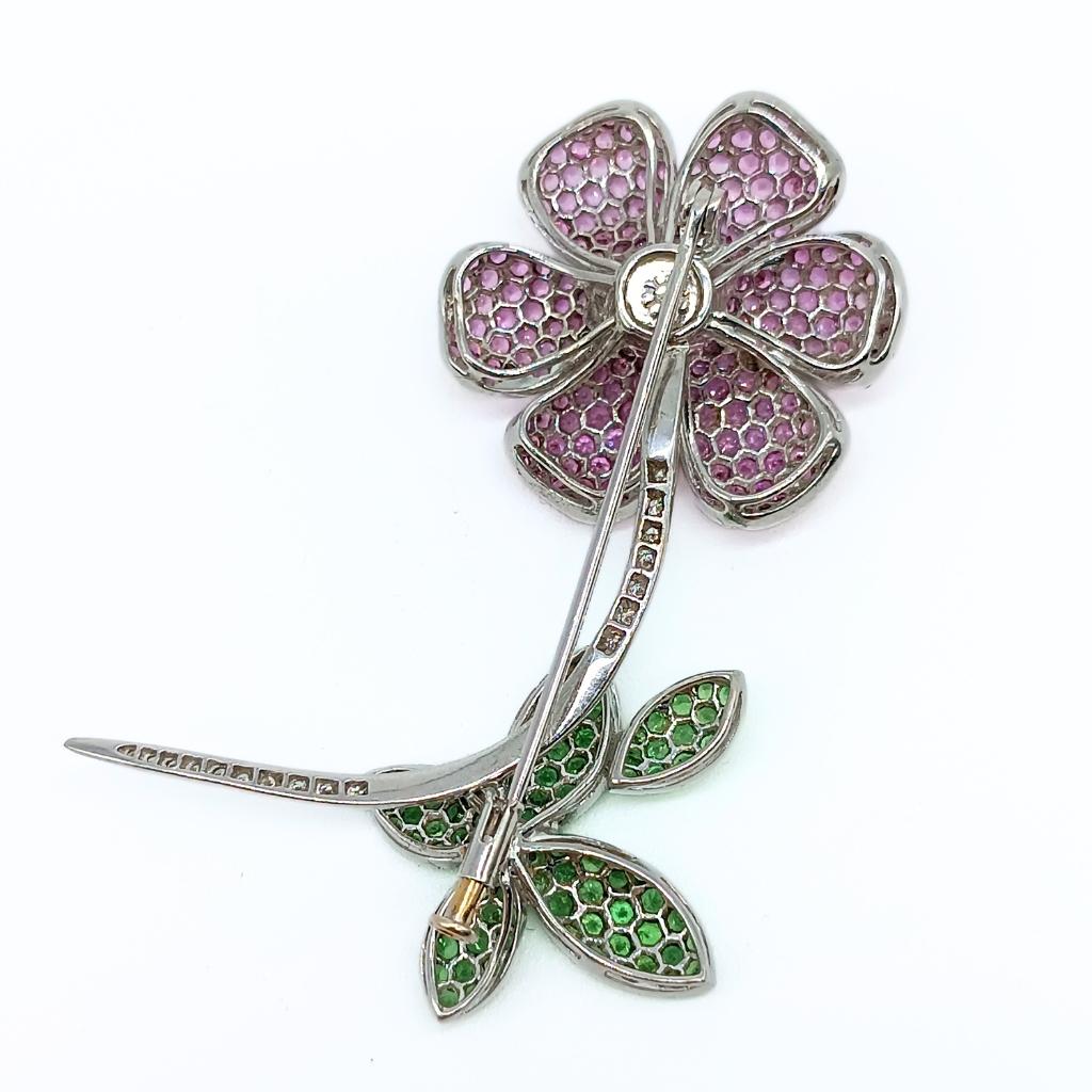 Flower Brooch in White Gold with Diamonds, Tsavorites and Pink Sapphire In New Condition For Sale In BILBAO, ES