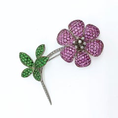 Broche fleur en or blanc 18K avec diamants et saphirs roses