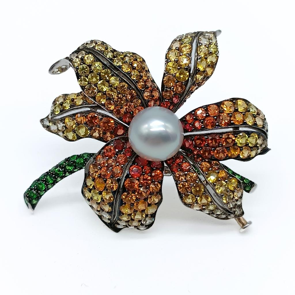 Flower Brooch in White Gold with Pearl, Sapphires and Tsavorites In New Condition For Sale In BILBAO, ES