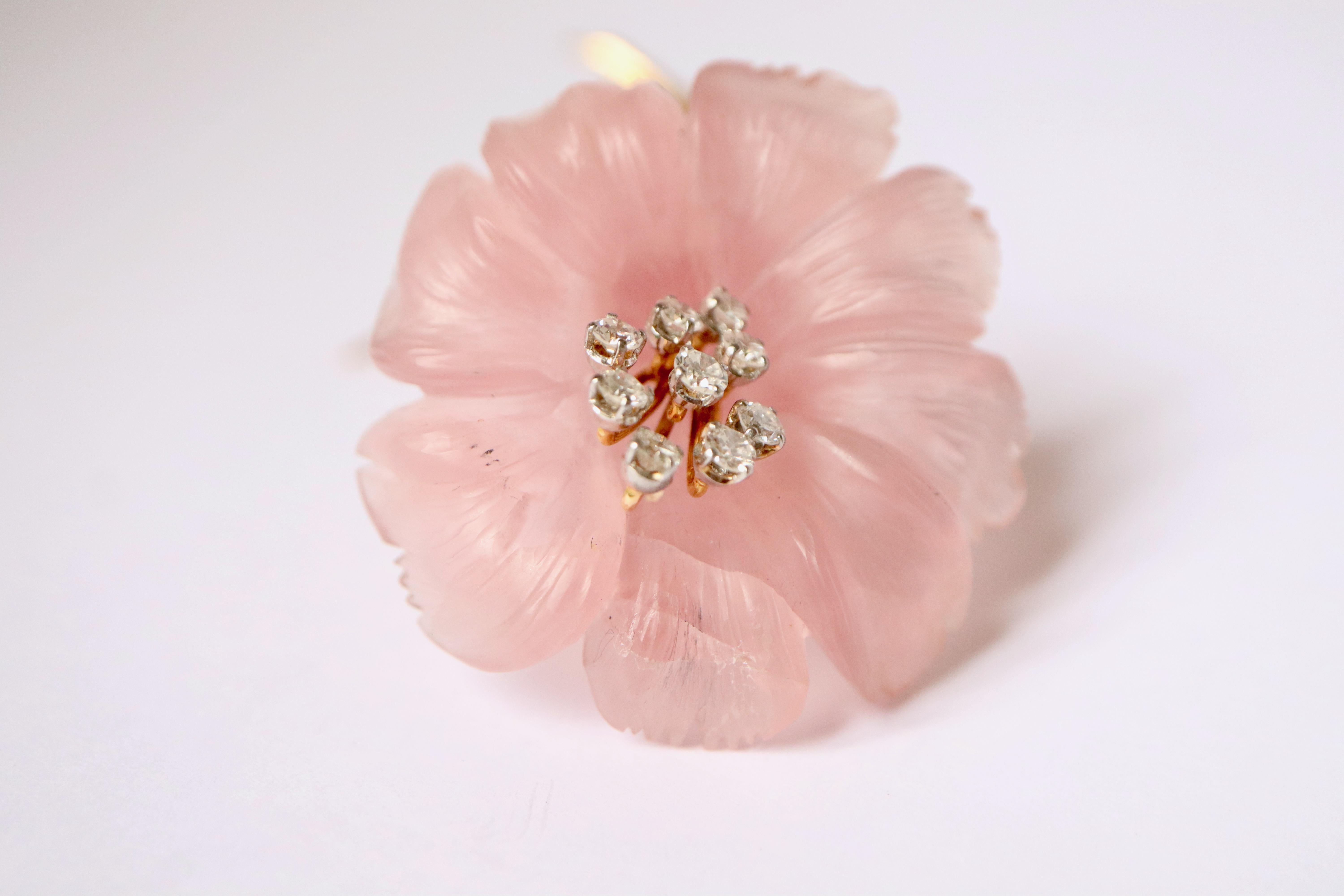 Flower brooch in rose quartz, diamonds and 18 kt yellow gold.
This flower brooch is made up of a rose quartz flower, with its pistil in 18 kt yellow gold set with 9 diamonds for approximately 1.5 carats, and the stem in 18 kt yellow gold.
Signed
