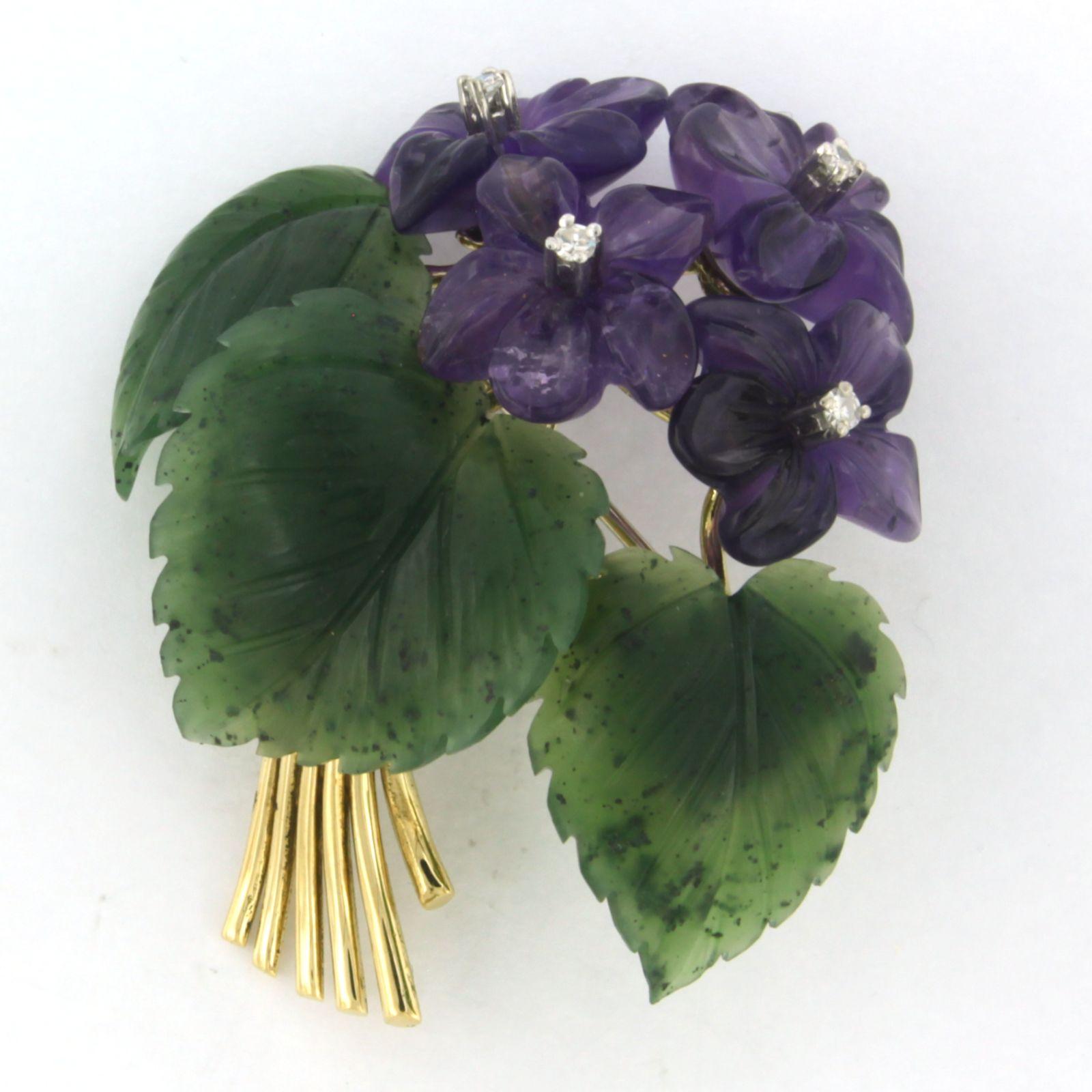 Flower brooch set with amethyst, jade and diamonds 18k yellow gold In Excellent Condition For Sale In The Hague, ZH