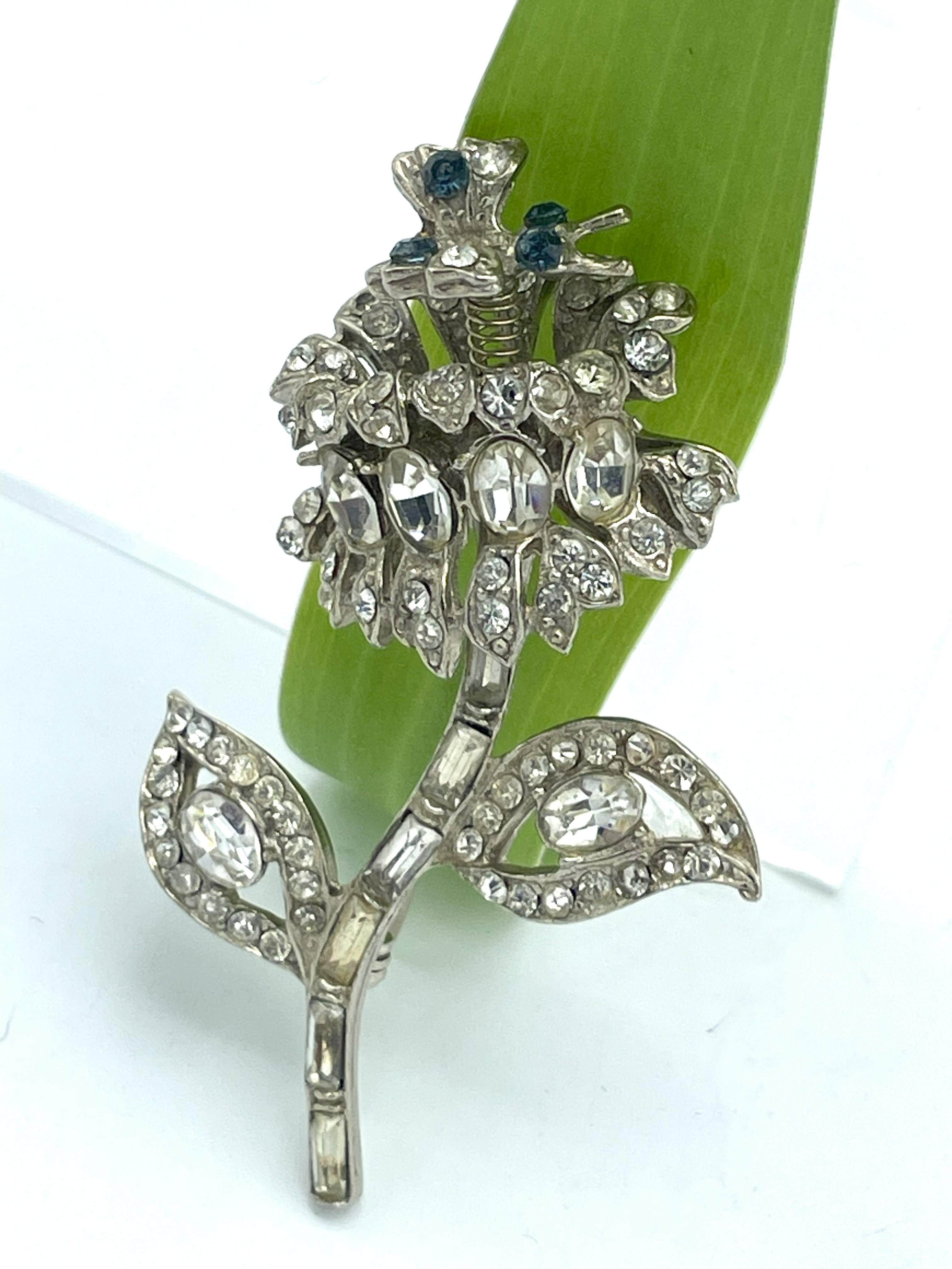  Flower brooch with a small moving butterfly, rhinestones, rhodium, 1940 US In Excellent Condition For Sale In Stuttgart, DE