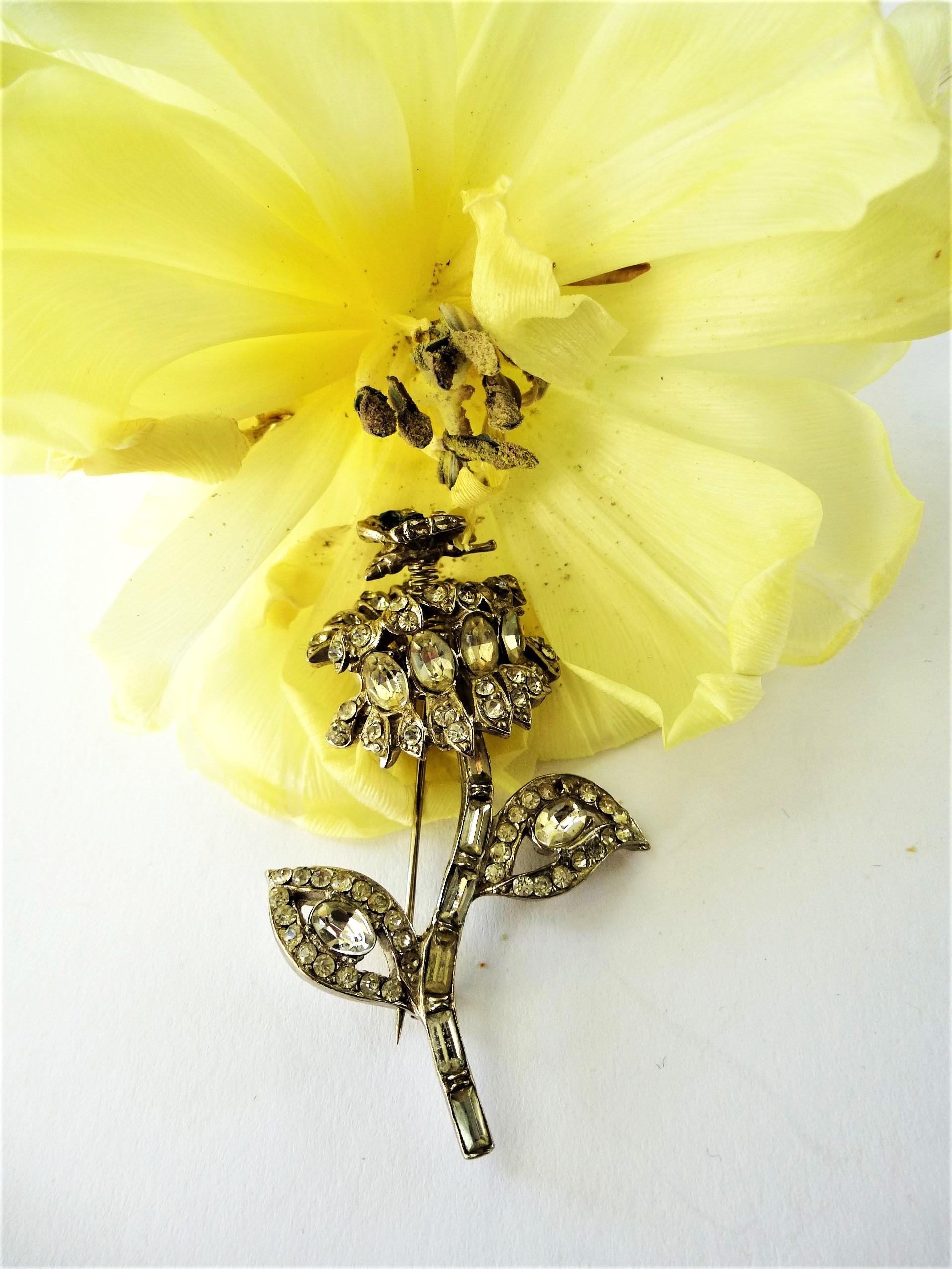 Flower brooch with a small moving butterfly, rhinestones, rhodium, 1940 US For Sale 1