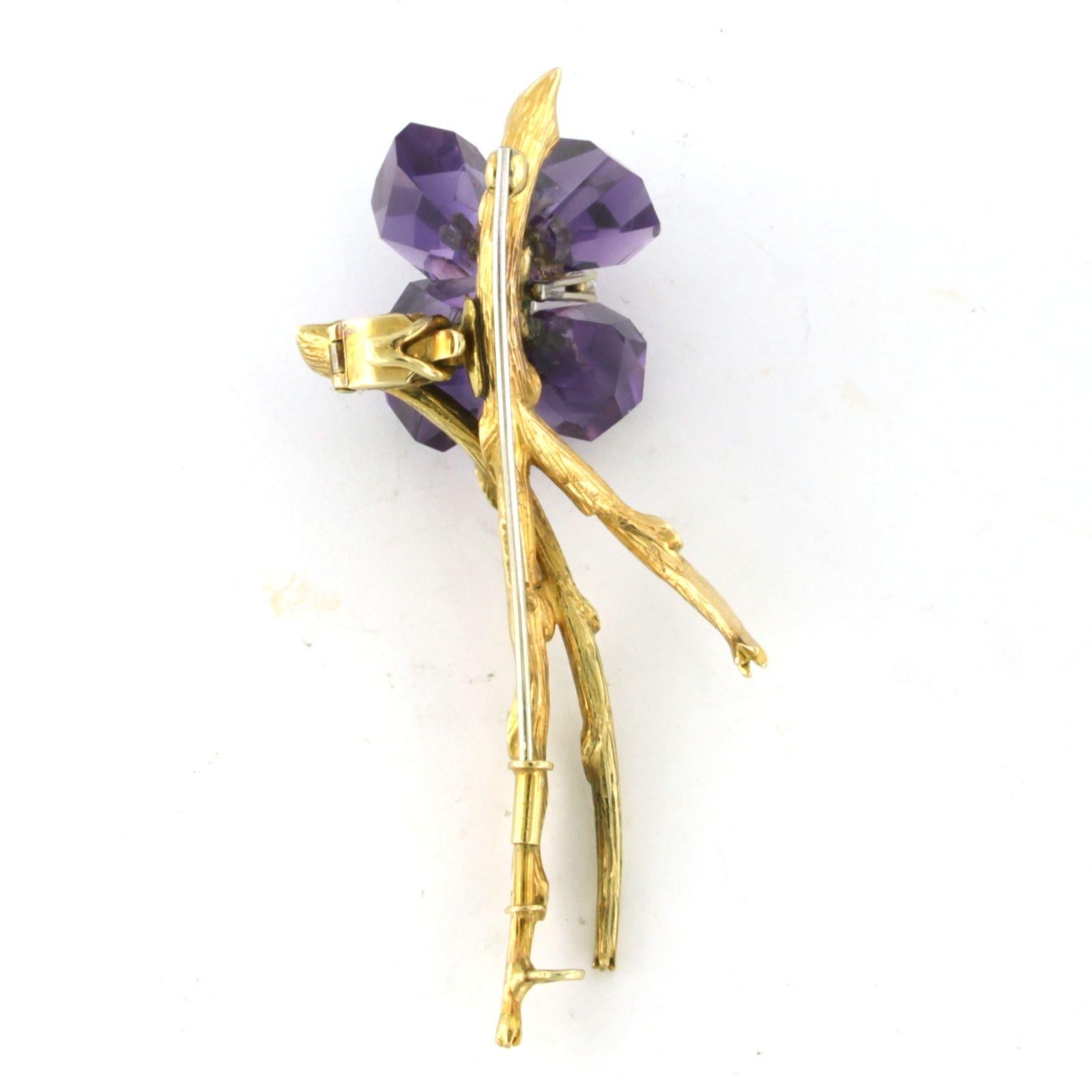 Brosche aus 18 Karat Bicolor-Gold in Form einer Blume, besetzt mit Amethysten und Diamanten im Brillantschliff von insgesamt 0,15 ct - F/G - VS/SI

detaillierte Beschreibung:

Die Größe der Brosche ist 7,0 cm x 3,7 cm breit

Gewicht: 23,2