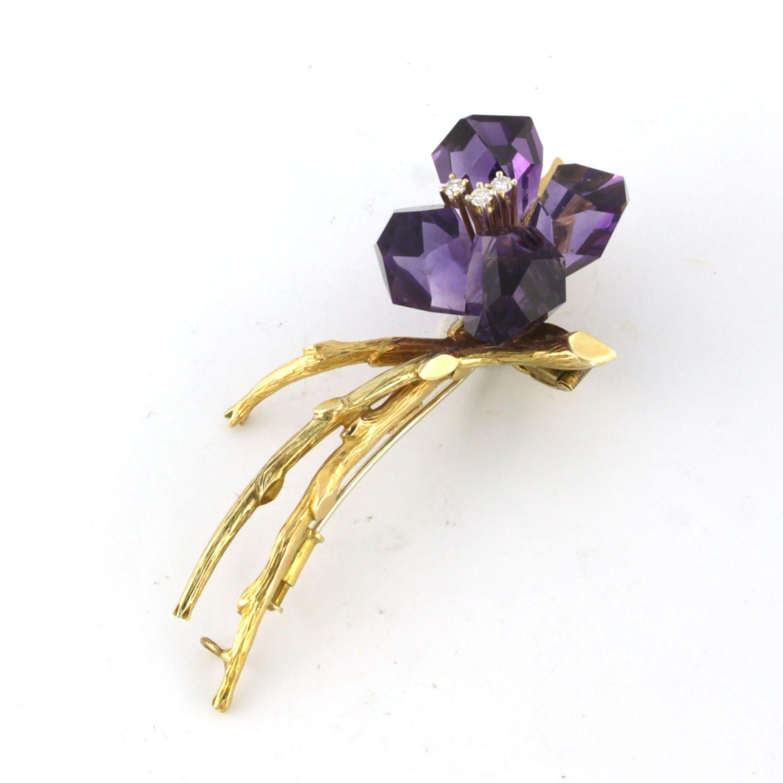 Blumenbrosche mit Amethyst und Diamanten im Brillantschliff aus 18 Karat zweifarbigem Gold Damen im Angebot