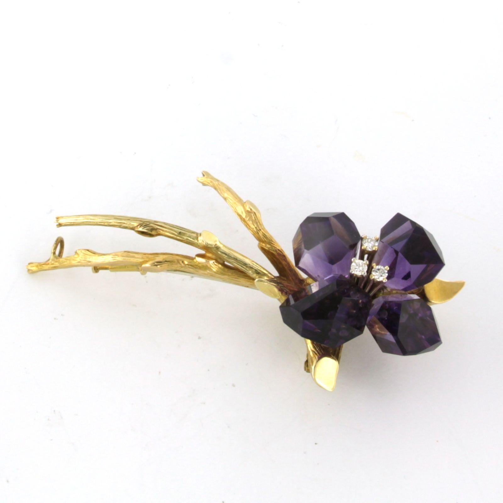Blumenbrosche mit Amethyst und Diamanten im Brillantschliff aus 18 Karat zweifarbigem Gold im Angebot 1