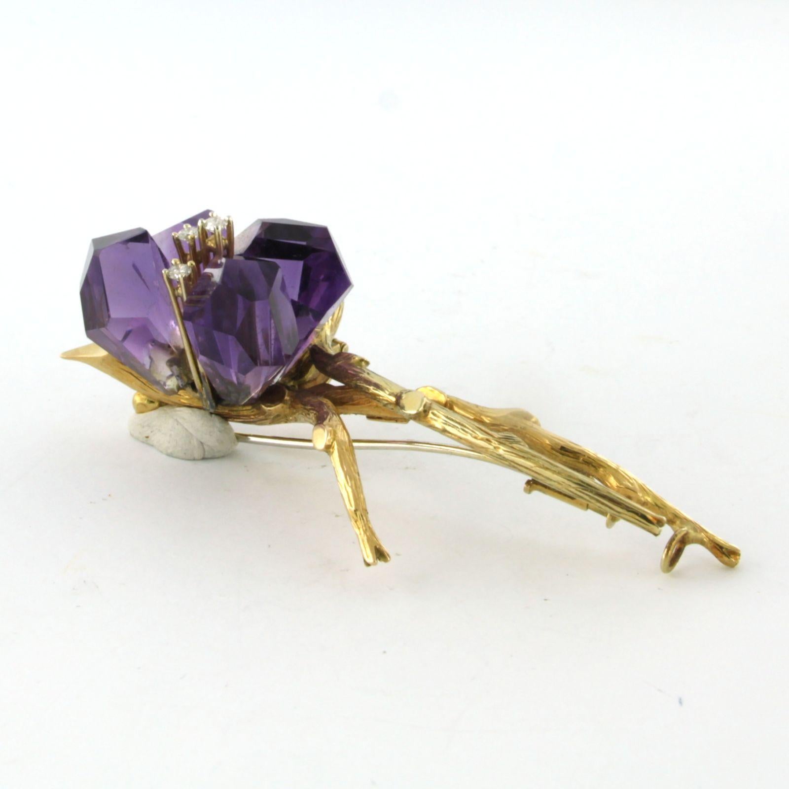 Blumenbrosche mit Amethyst und Diamanten im Brillantschliff aus 18 Karat zweifarbigem Gold im Angebot 2