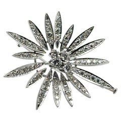 Broche Flor con Diamantes en Oro Blanco de 18 Kilates