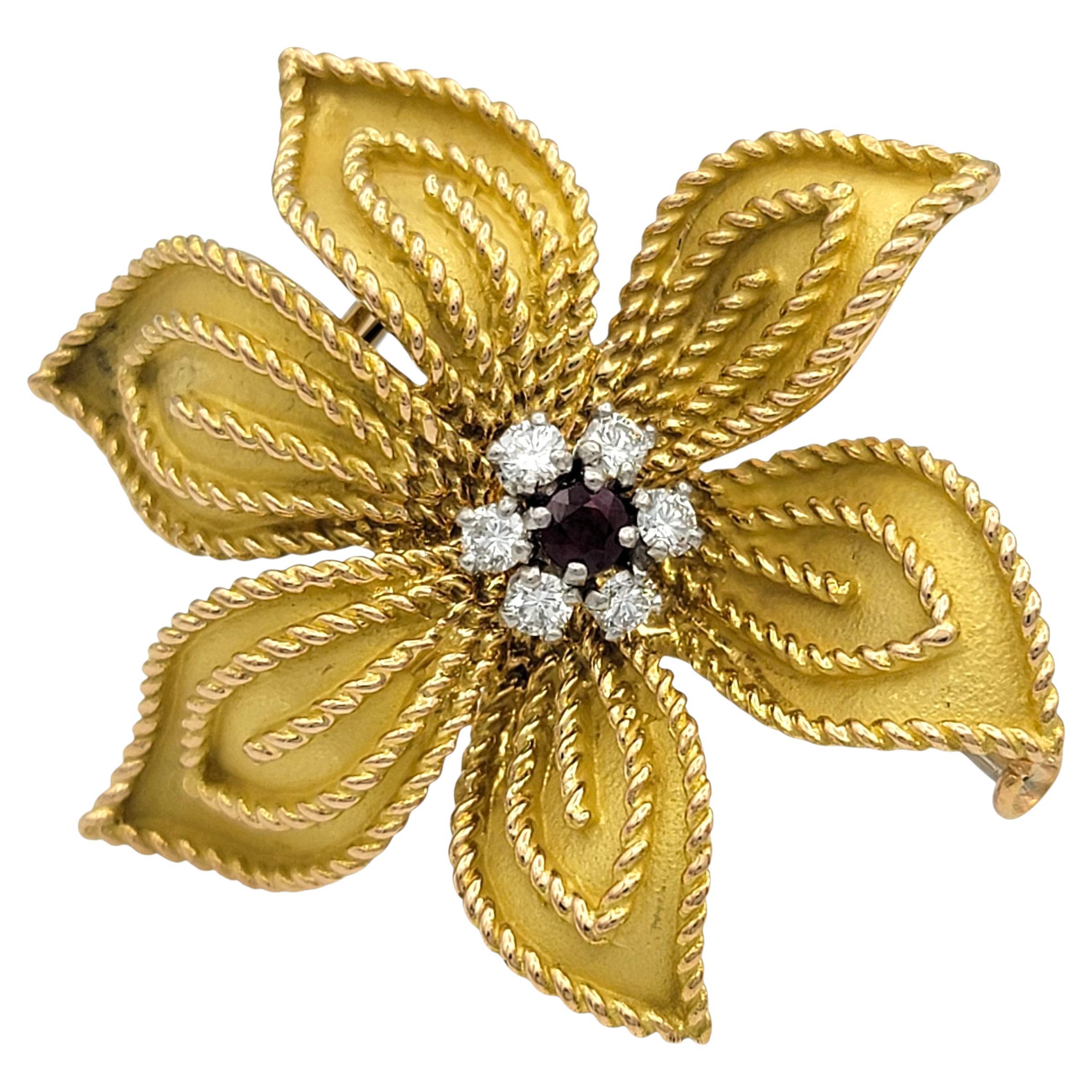 Spilla a fiore con rubino naturale e diamante centrale in oro giallo 18 carati spazzolato