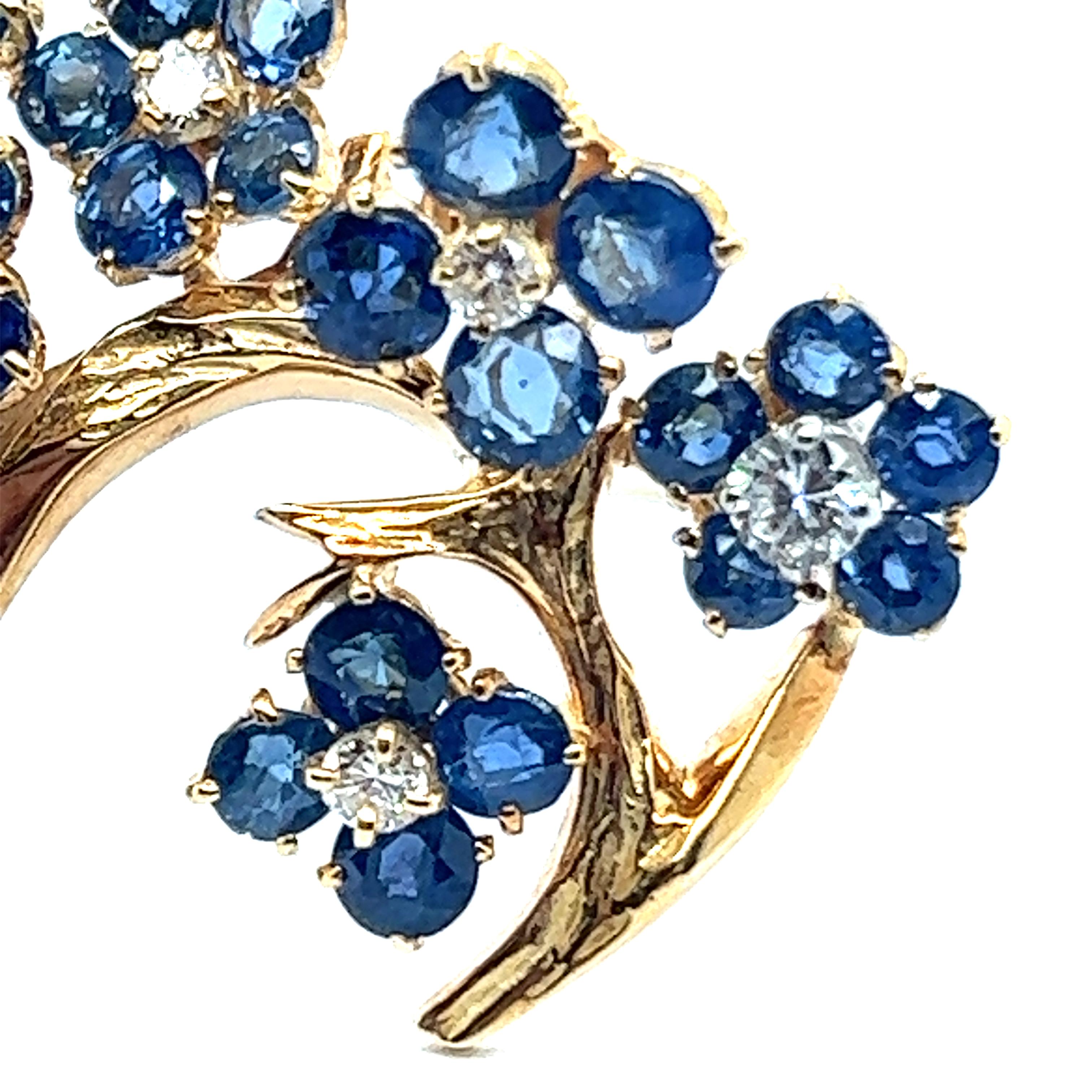 Flower Brooch with Sapphire & Diamonds in 18 Karat Yellow Gold by Gübelin In Excellent Condition For Sale In Lucerne, CH