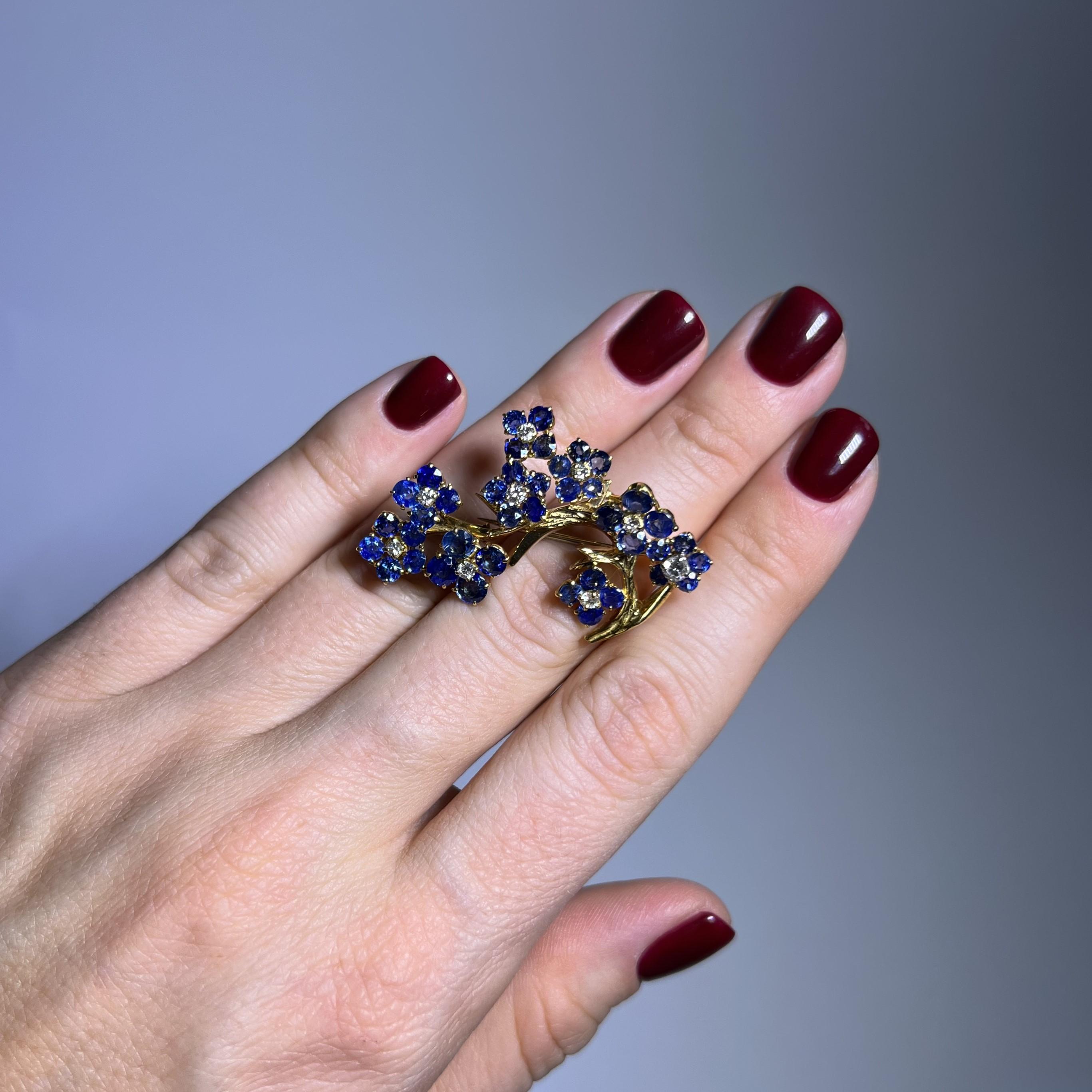Flower Brooch with Sapphire & Diamonds in 18 Karat Yellow Gold by Gübelin For Sale 3