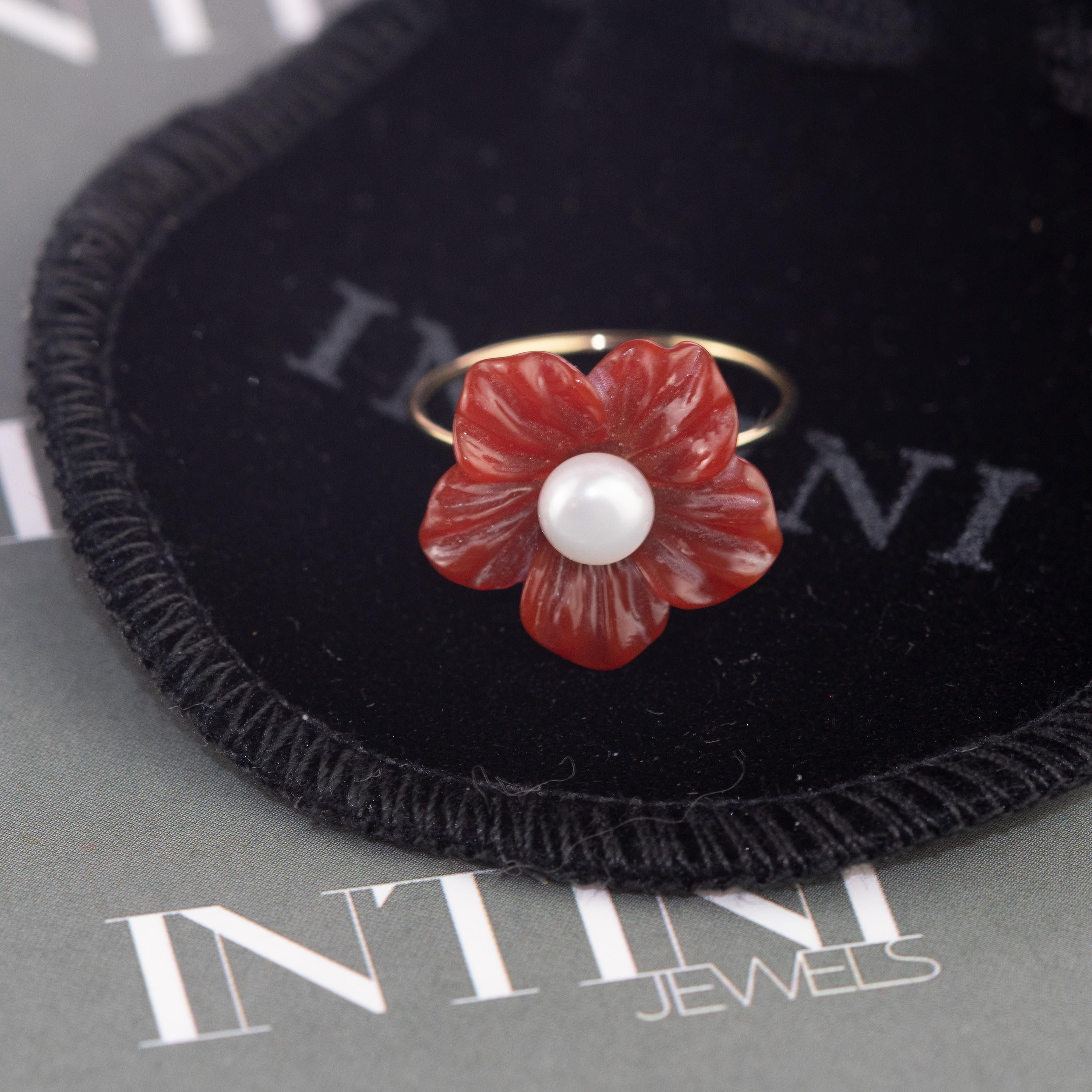 Artiste Bague italienne Spring faite à la main en or 18 carats avec agate marron et perle d'eau douce en forme de fleur en vente