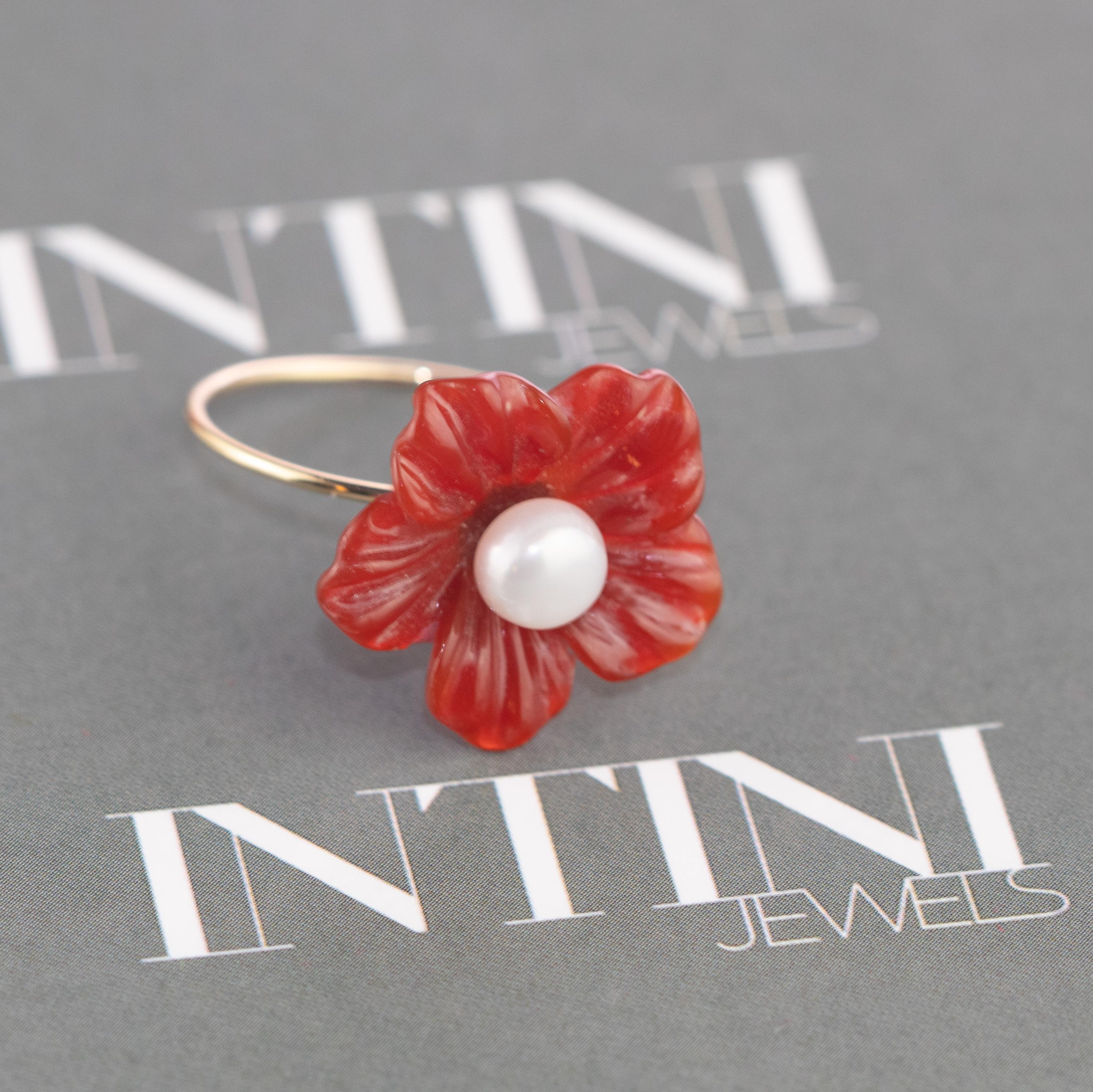 Étonnante et délicate bague fleur en agate brune de 3,5 carats avec une perle d'eau douce centrale de 1 carat. Des pétales sculptés qui évoquent le travail de joaillerie traditionnel italien fait à la main, s'enveloppant dans un look doux enrichi