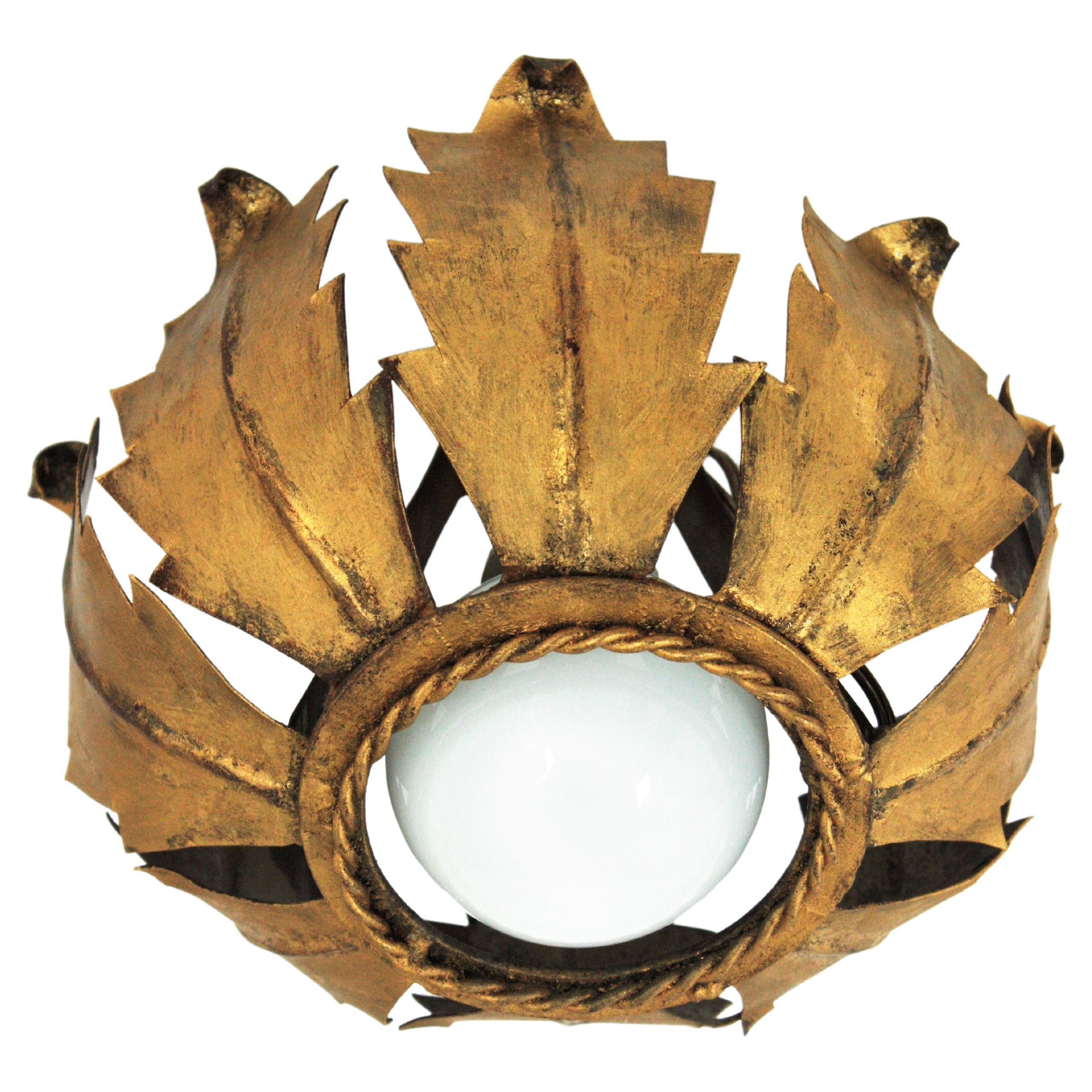 Flower sunburst flush mount or pendant in bronze gilt patinated metal. Spain, 1960s.
This ceiling light features a flower bud with leaves surrounding a central exposed bulb. Patinated in gilt color.
This sunburst light fixture can be placed flush