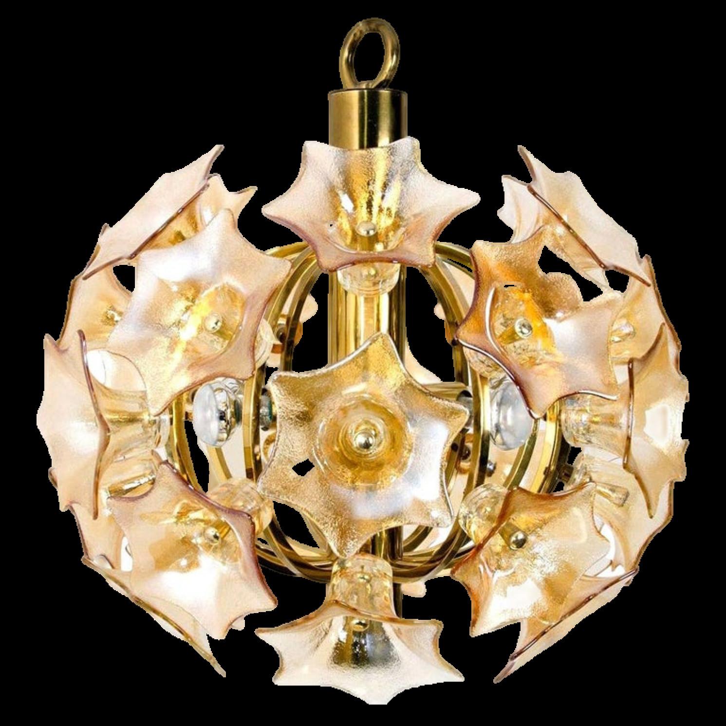 Lustre Sputnik à ampoules fleuries. Très beau plafonnier doré de taille moyenne. Cette lampe se compose d'une structure en laiton poli et verni. Sur les différents bras, un total de 30 diffuseurs en verre fumé de Murano, chacun en forme de fleur.