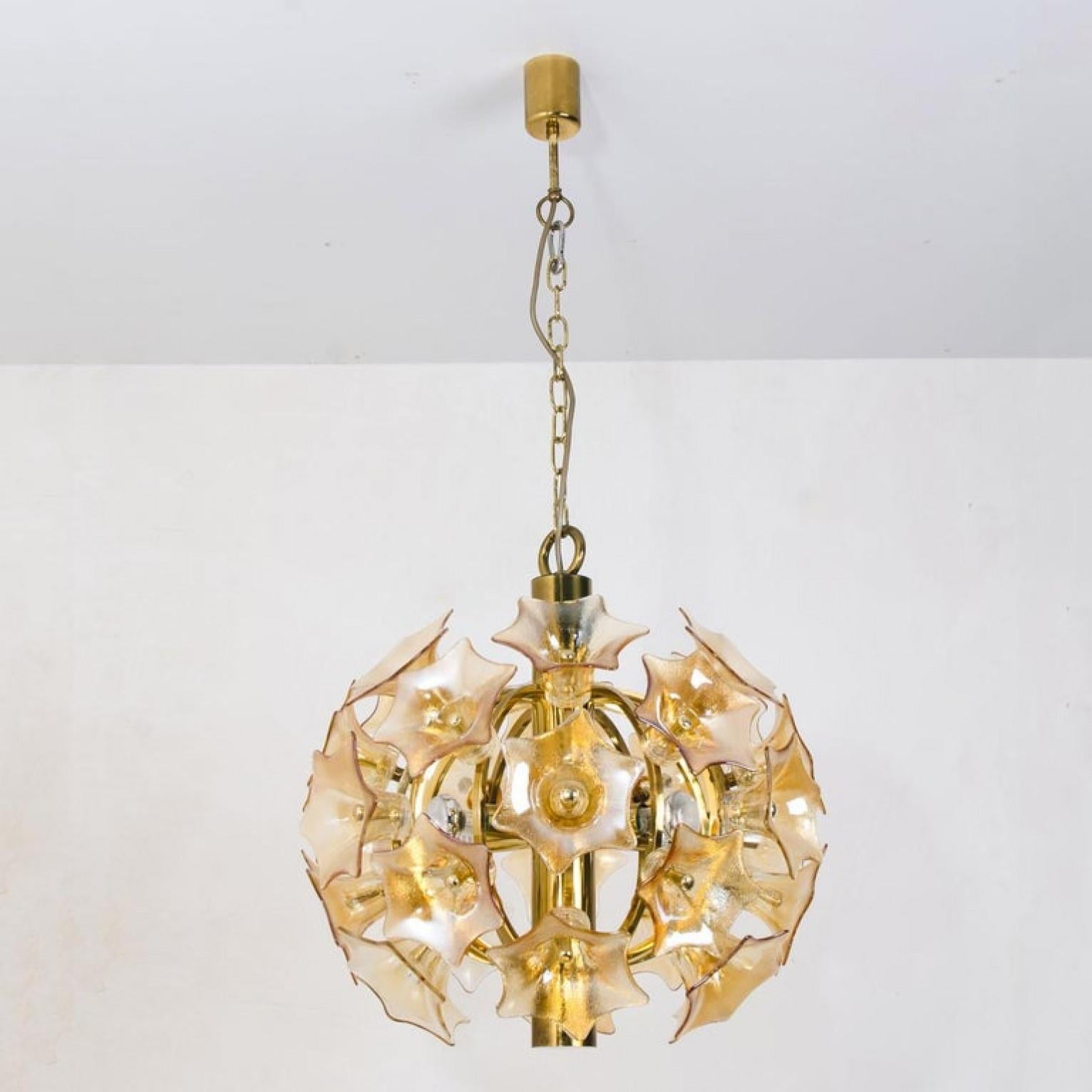 Flower bulb Sputnik chandelier. Very nice looking gold colored ceiling light of average size. This lamp consists of a polished and varnished brass structure. On the various arms a total of 30 smoked Murano glass diffusers, each in the shape of a