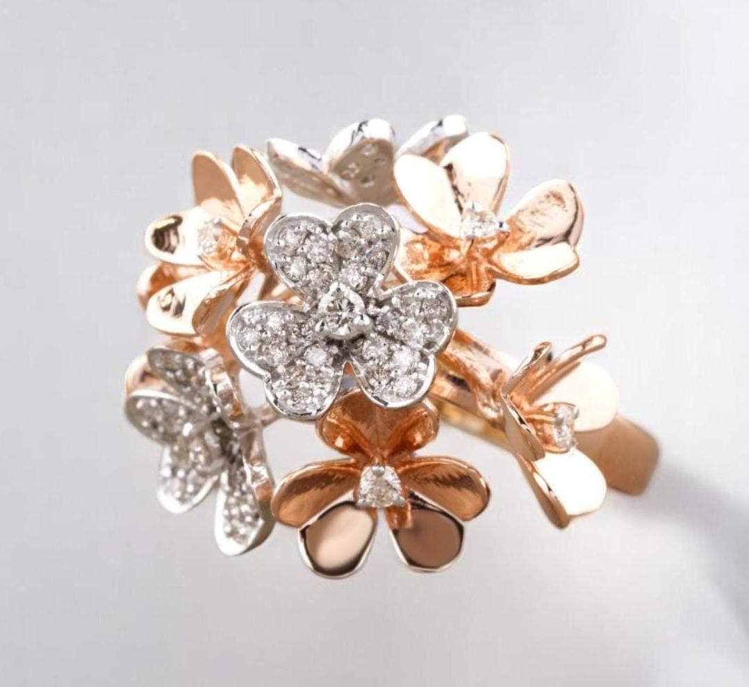 Taille ronde Bague en or massif 14 carats avec diamant Dual Tone Flower Bunch (certifié) en vente